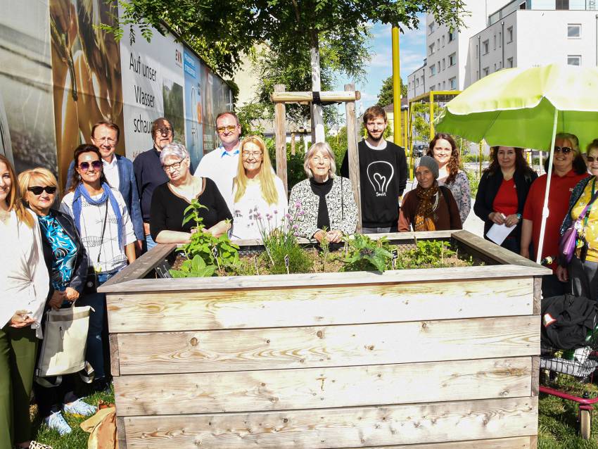 Die neuen Betreuer:innen versammelten sich für die Übergabe gemeinsam mit Vertreterinnen der Stadt vor den der Hochbeete am Promenadenring. (Foto: Josef Vorlaufer)