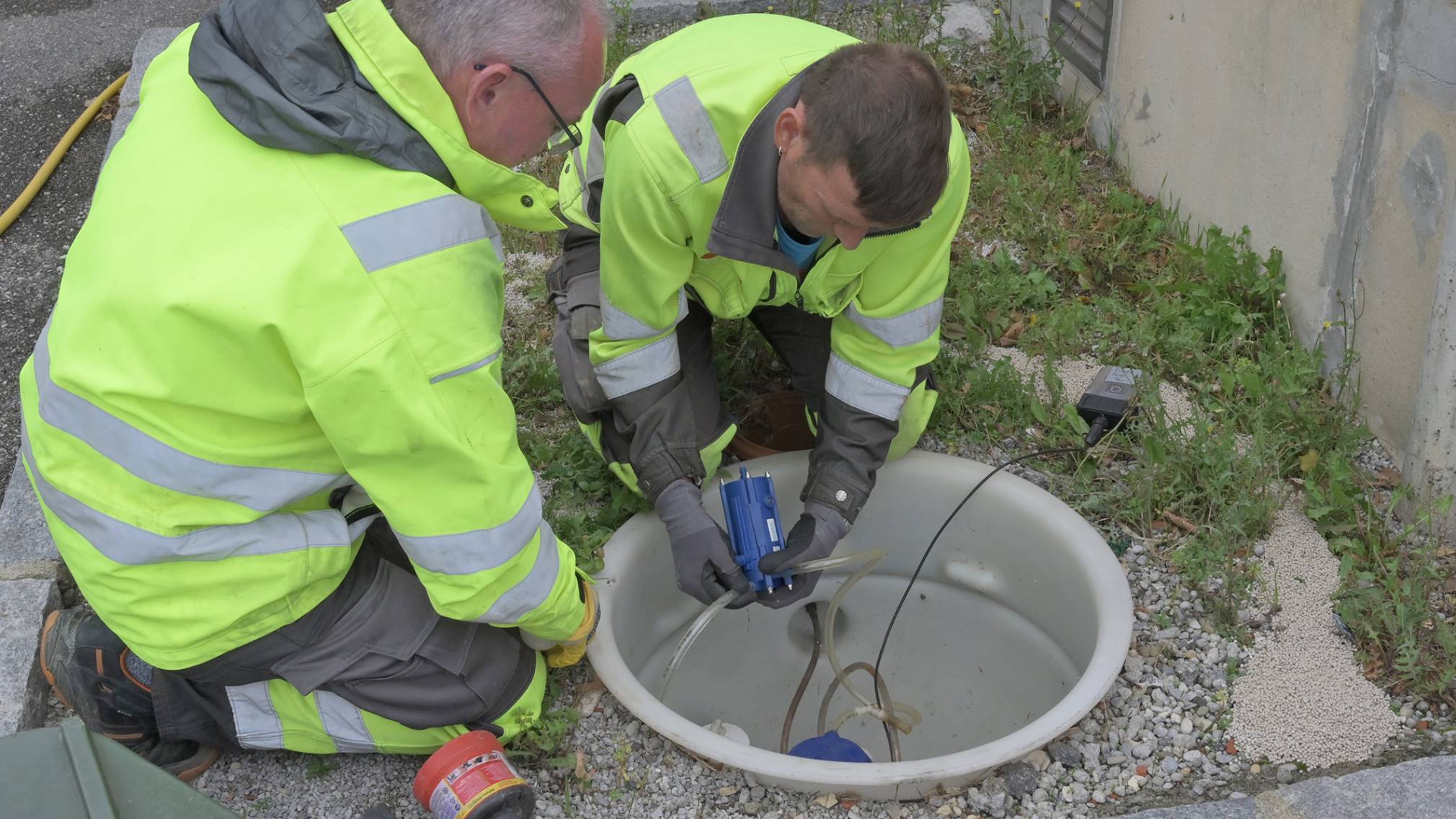 Zwei Mitarbeiter der Abwasserentsorgung bei den Arbeiten am Kanalsystem in Pottenbrunn. (Foto: Josef Vorlaufer)