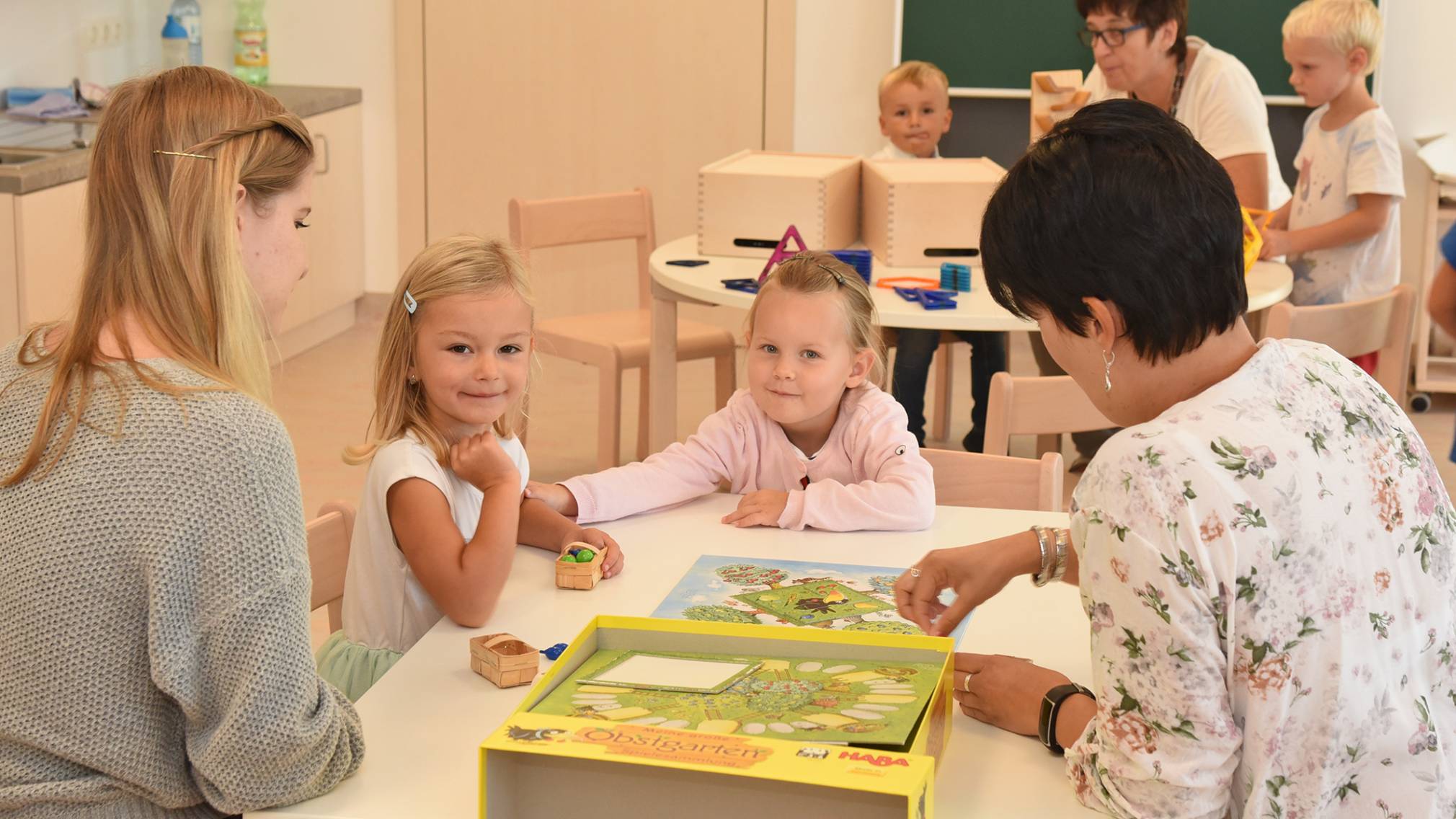 Kinder und Betreuerinnen im Kindergarten