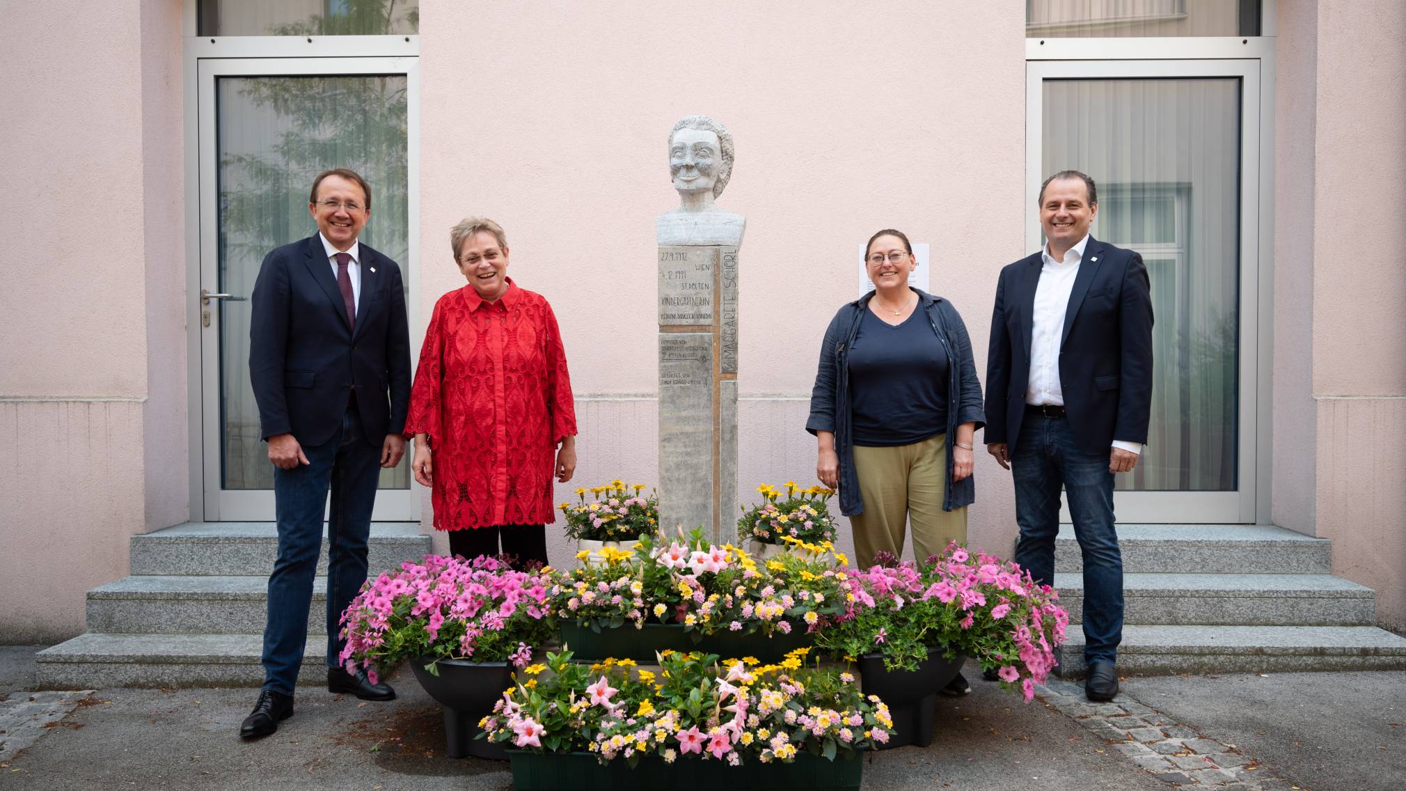 Temporärer Ortswechsel für die Mater Margarete Schörl-Büste. Bürgermeister Matthias Stadler, Erwachsenen- und Elternbildnerin, Schriftstellerin und Schörl-Expertin Doris Kloimstein,  Leiterin des Büros für Diversität St. Pölten Martina Eigelsreiter und Kulturabteilungsleiter Alfred Kellner (von links nach rechts). (Foto: Arman Kalteis)