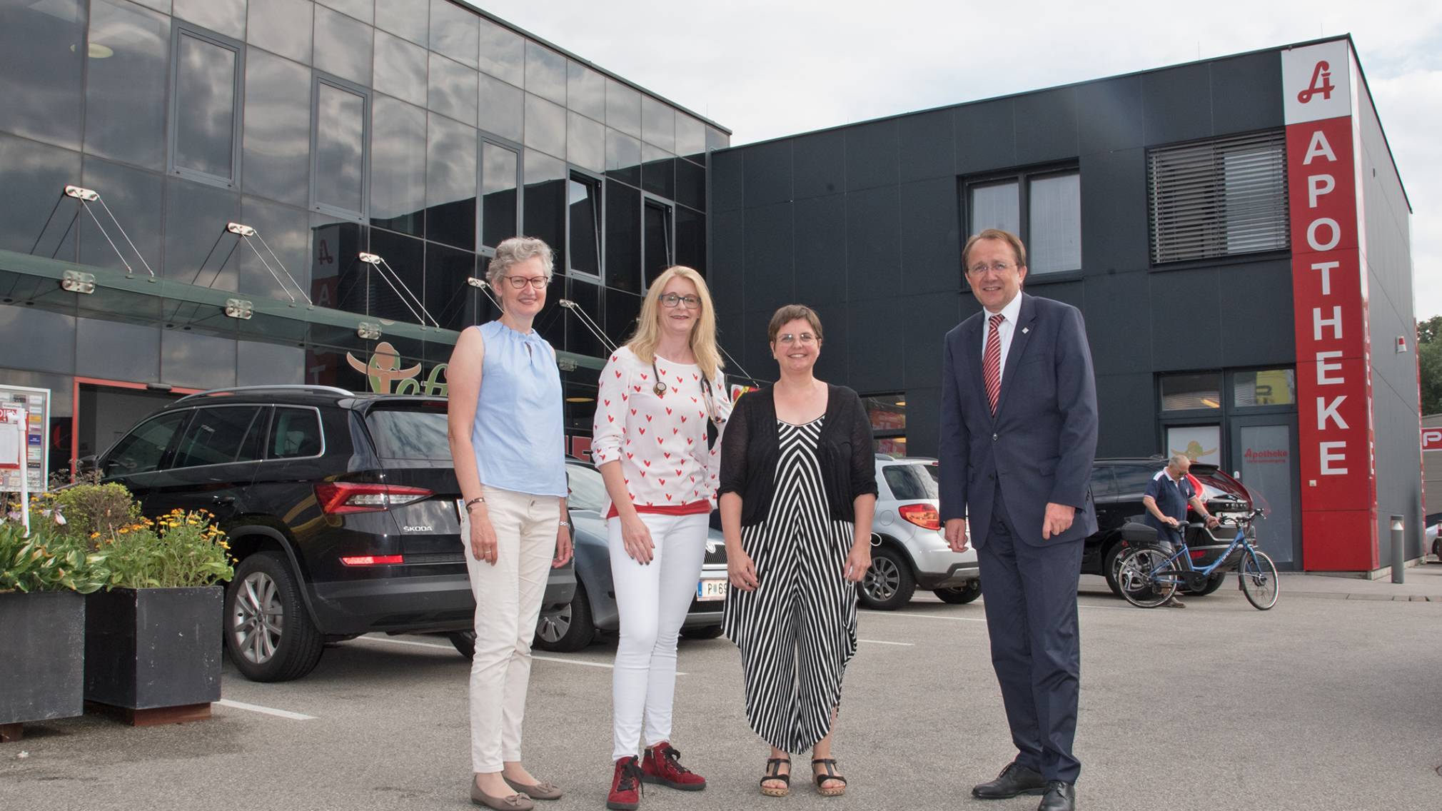 Bürgermeister Matthias Stadler dankte vor Ort allen Beteiligten – Mag. Bernadette Schwab von der Wirtschaftsservicestelle ecopoint, der neuen Kassenärztin Dr. Daniela Hofinger und Apothekerin, Unterschriften-Initiatorin und Hausherrin Mag. Sonja Haas (Foto: Josef Vorlaufer).