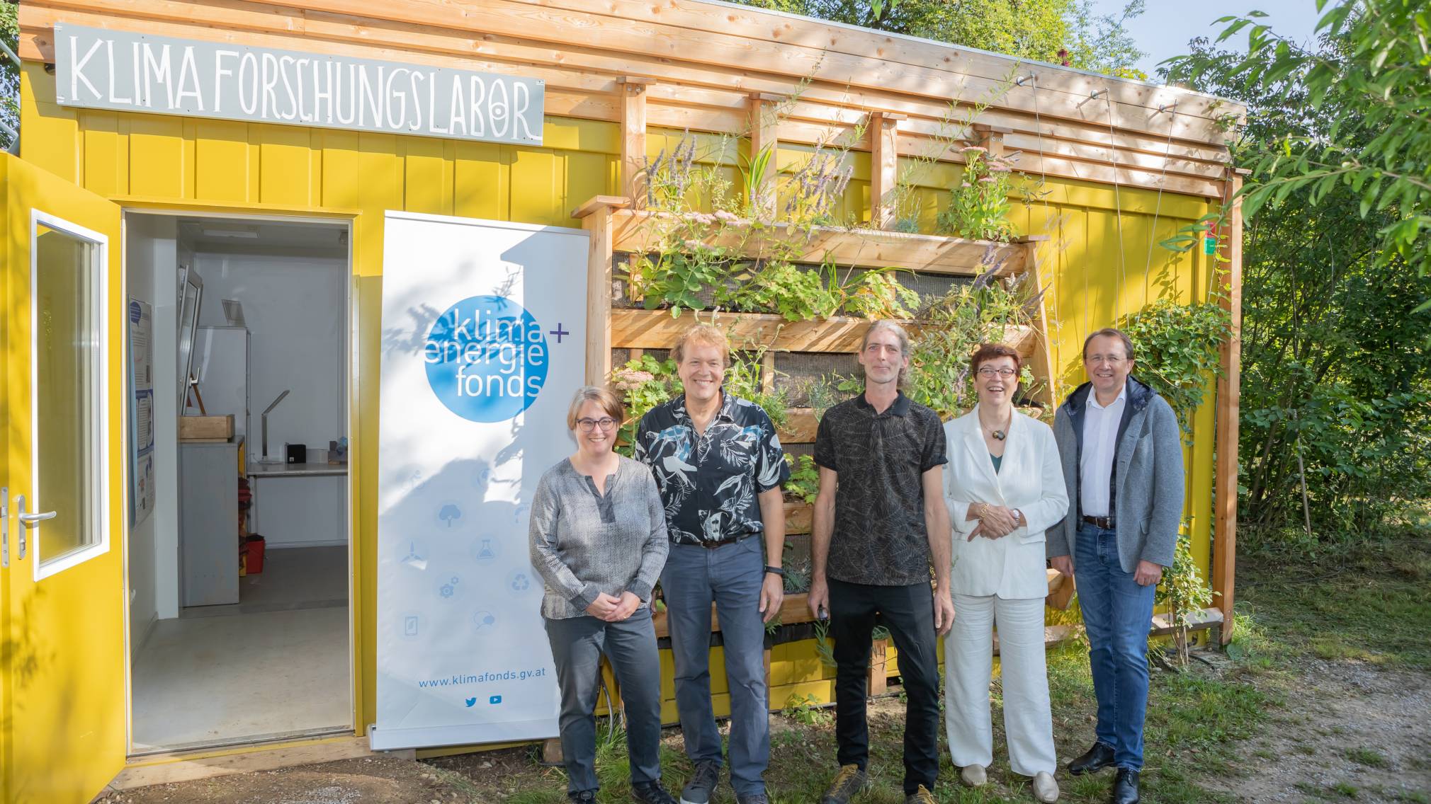 Mehrere Personen positionieren sich für ein Foto vor dem Klimaforschungslabor