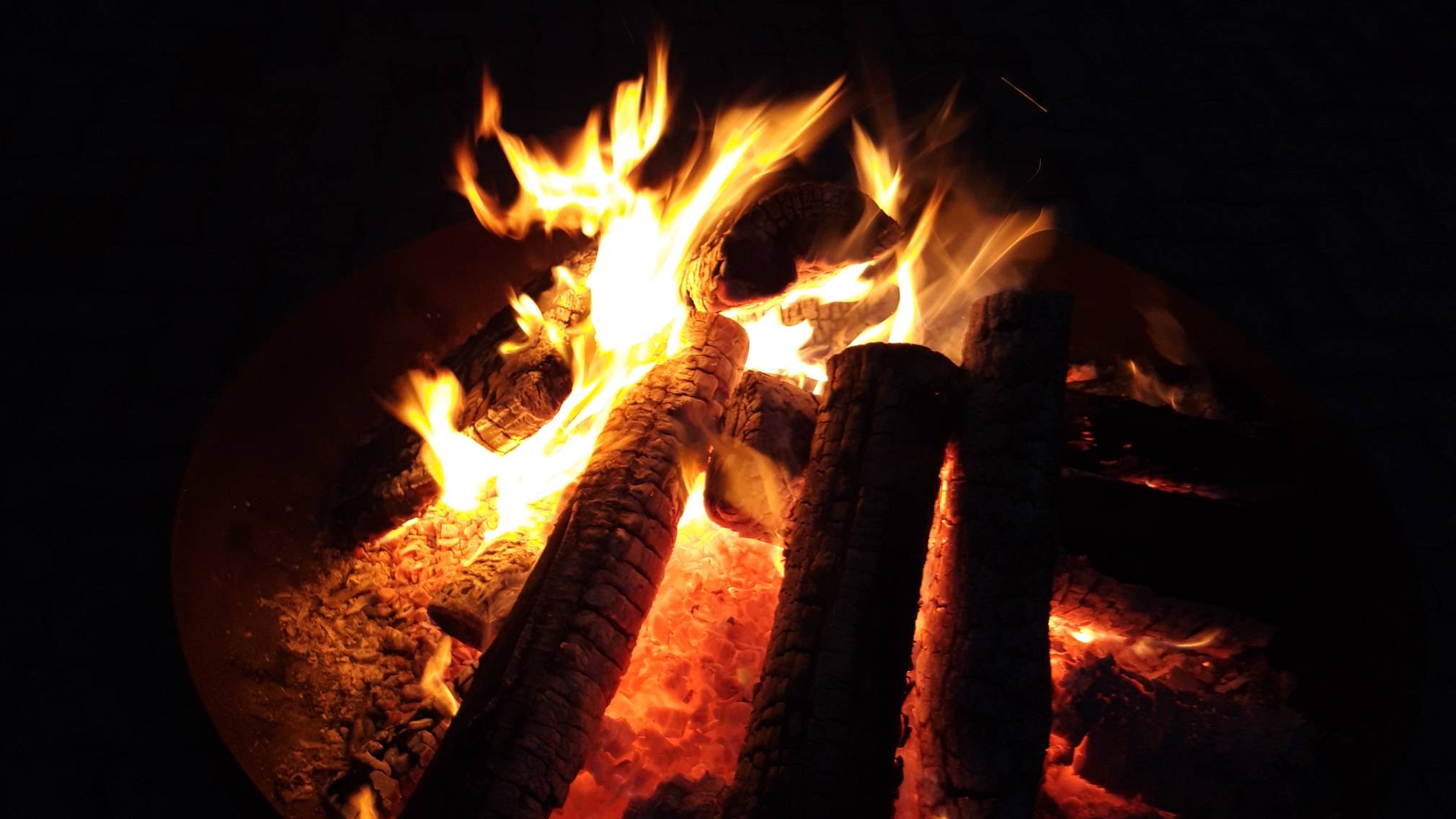 Eine Flamme auf einer Feuerstelle. (Foto: Michael Koppensteiner)