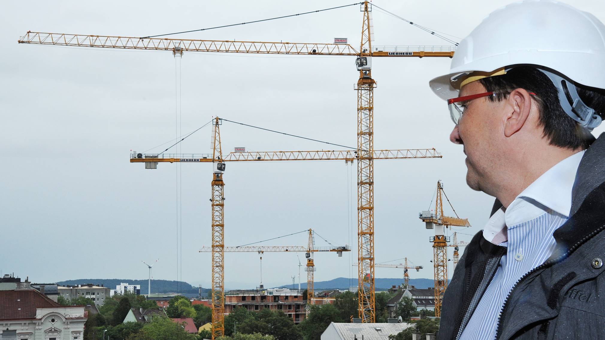 Bürgermeister Matthias Stadler vor Baukränen. (Foto: Josef Vorlaufer)