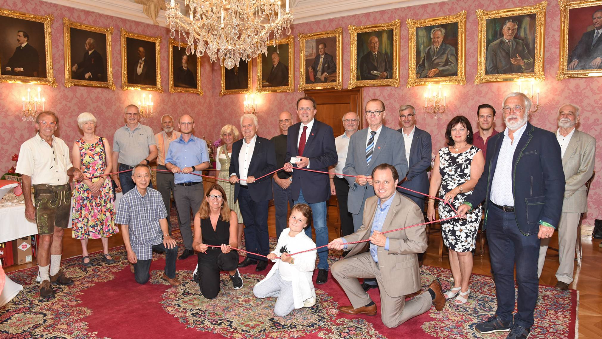 Die Mitglieder des Partnerstädtekomitee beim Empfang im Rathaus zum 20-jährigen Bestandsjubiläum. (Foto: Josef Vorlaufer)