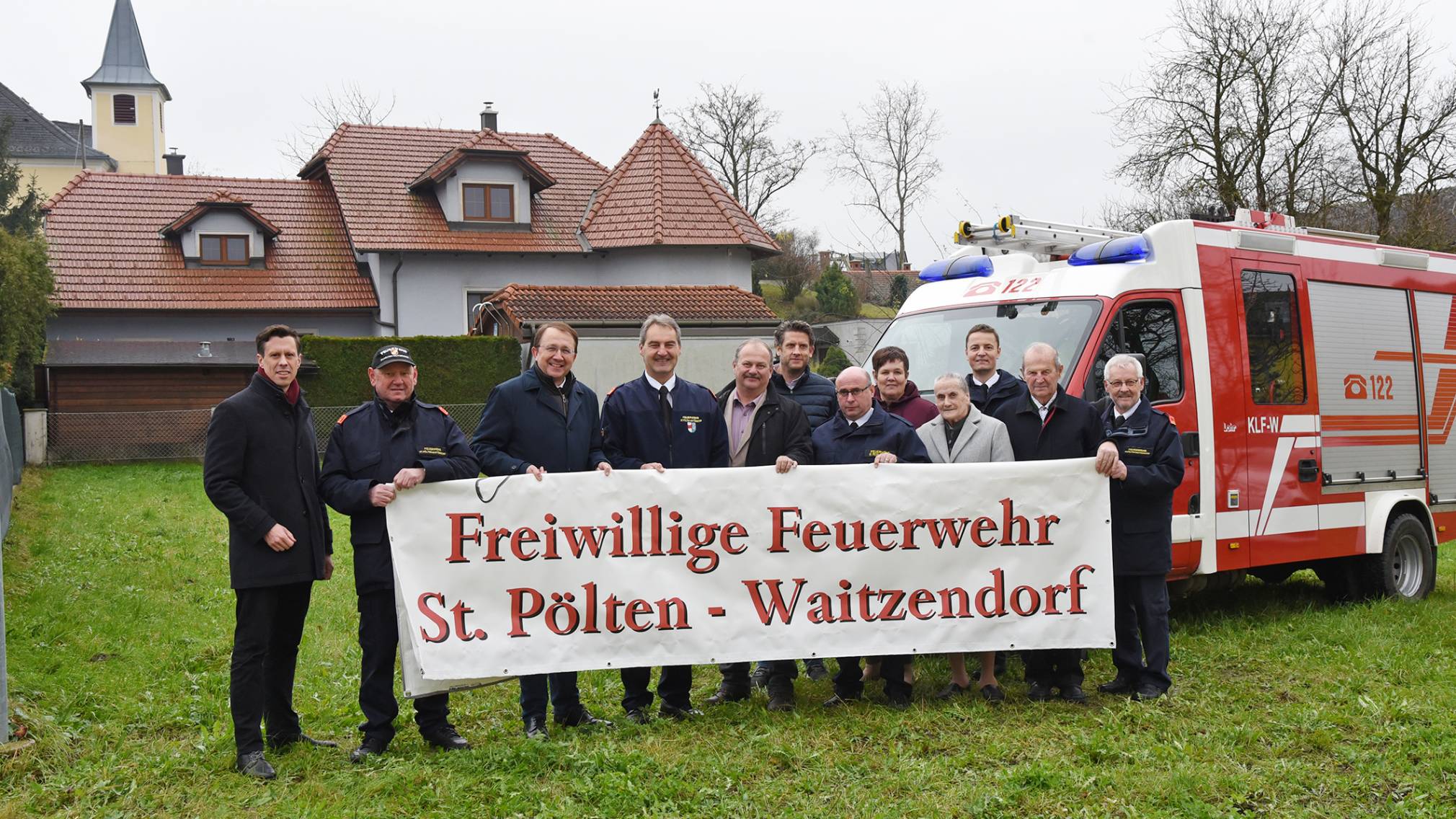Michael Koppensteiner (Leiter Präsidialabteilung, Magistrat), Kommandant-Stellvertreter Anton Auer, Bürgermeister Matthias Stadler, Kommandant Leopold Sieder, Stadtrat Walter Hobiger, Roland Kormesser (Feuerwehreferent, Magistrat), Martin Mayer, Andrea Kriebaum, Theresa Mayer, Verwalter Leonhard Panzenböck, Johann Mayer und Ehrenkommandant Franz Brandstetter am neuen Grundstück der Freiwilligen Feuerwehr St. Pölten-Waitzendorf. (Foto: Josef Vorlaufer)