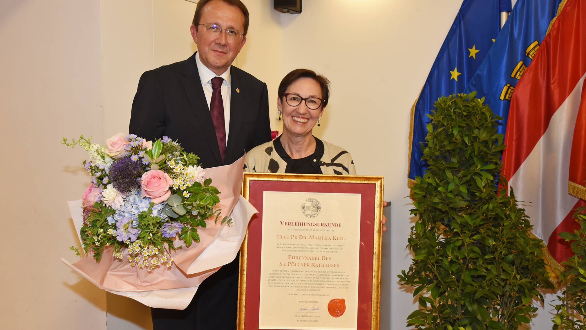 2 Personen mit Urkunde (Foto: Vorlaufer)