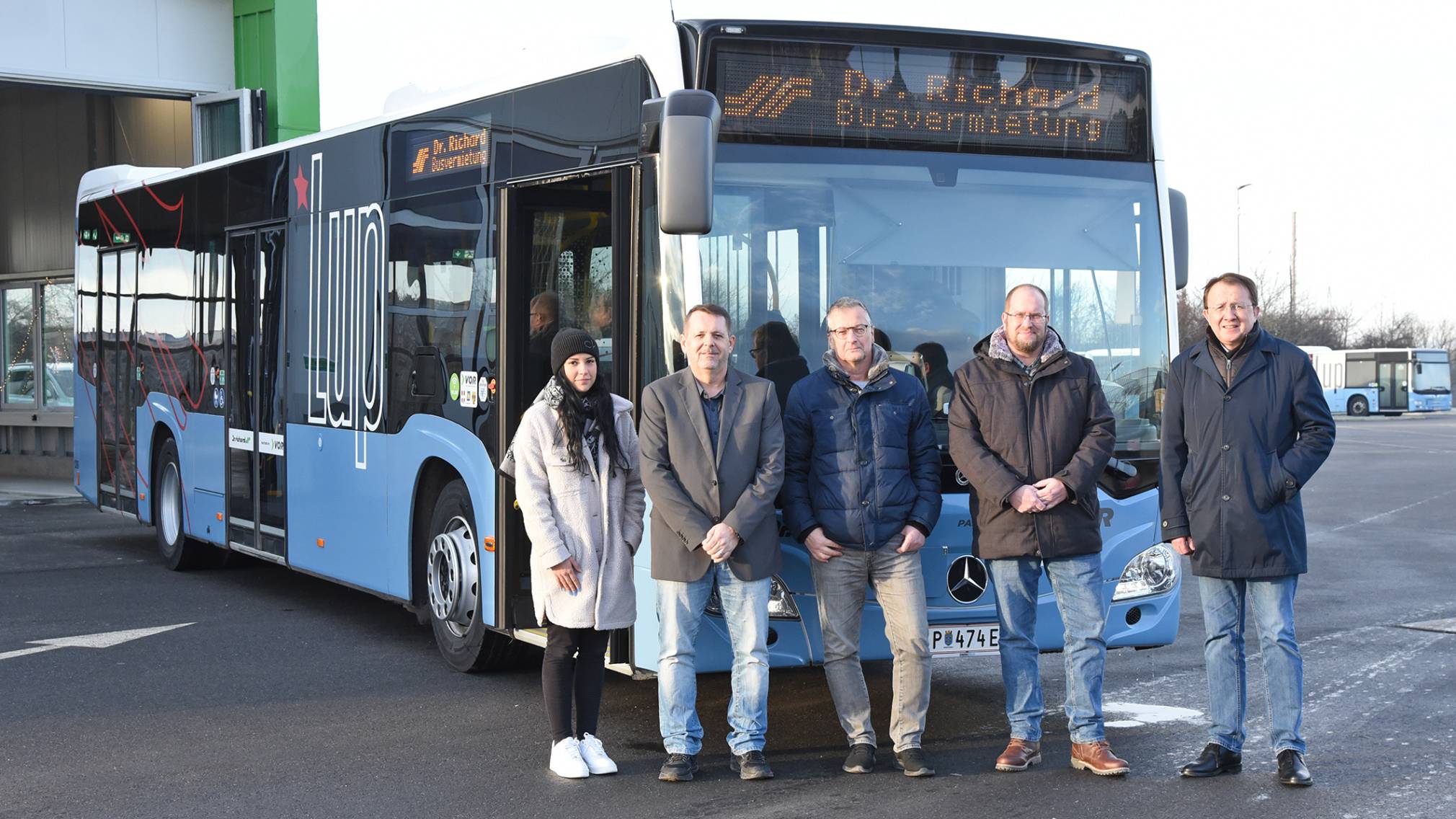 Nadin Kranabetter (Stadtplanung), Christian Dechet (GF-Stv. Dr. Richard NÖ & OÖ), Peter Zuser (Stadtplanung), Michael Weissmann (GF Dr. Richard NÖ & OÖ), Bürgermeister Matthias Stadler mit einem der neuen LUP-Busse. (Foto: Josef Vorlaufer)