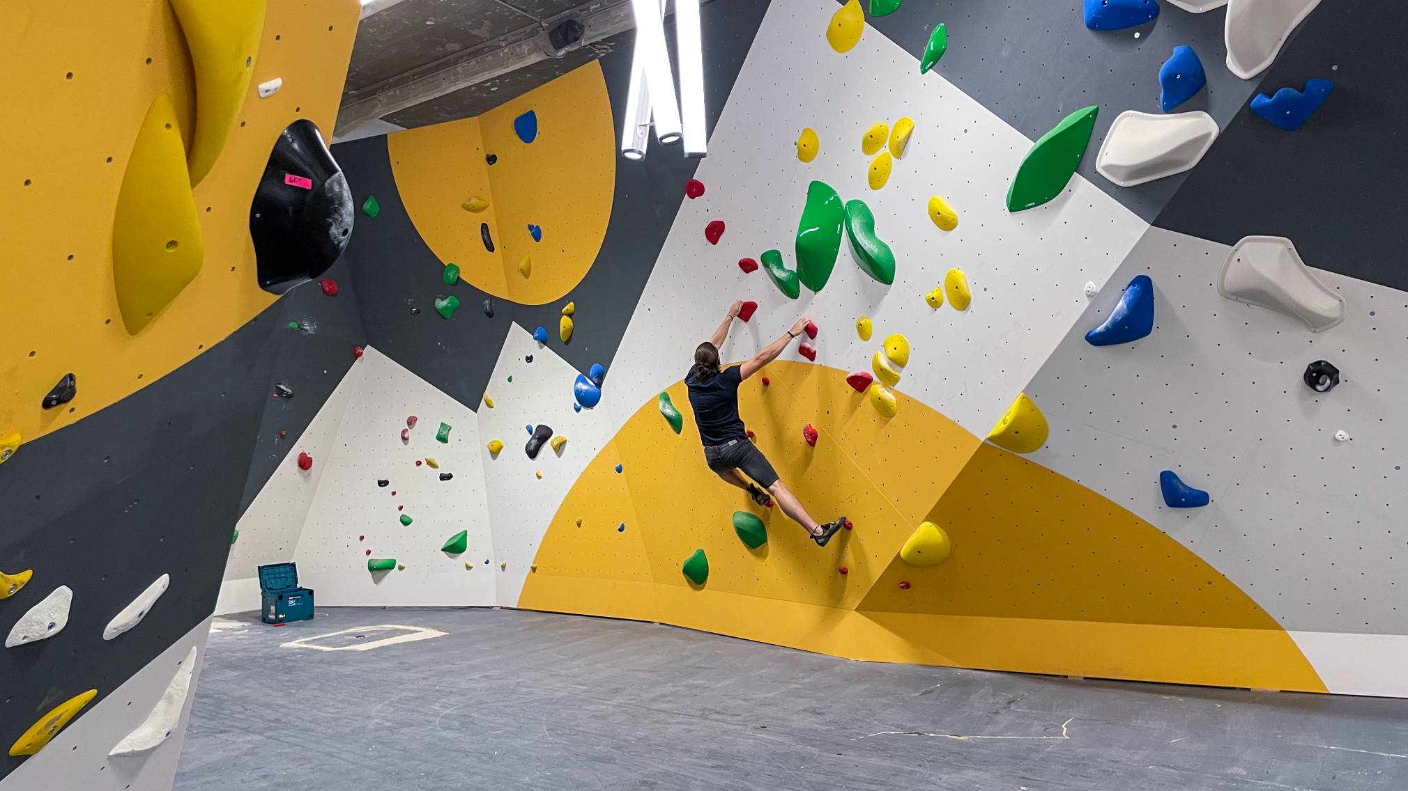 Foto von einer Person an einer Kletterwand. Foto: boulderbar