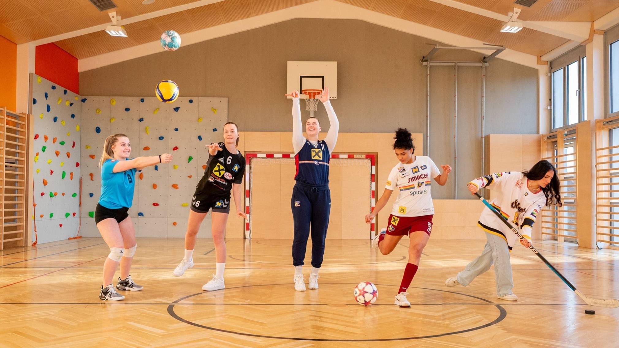 Fünf Sportlerinnen in einerm Turnsaal. (Foto: Kalteis)