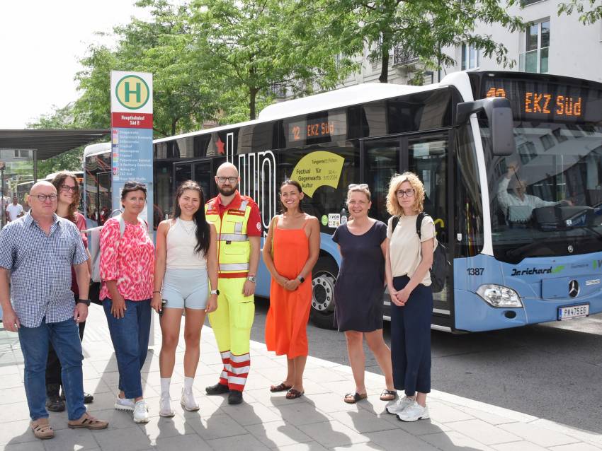 Sophie Imhof und Vertreter:innen der teilnehmenden Organisationen des LUP-Spendenlaufs am Vorplatz des HBF St. Pölten mit einem LUP Bus im Hintergrund. (Foto: Josef Vorlaufer)