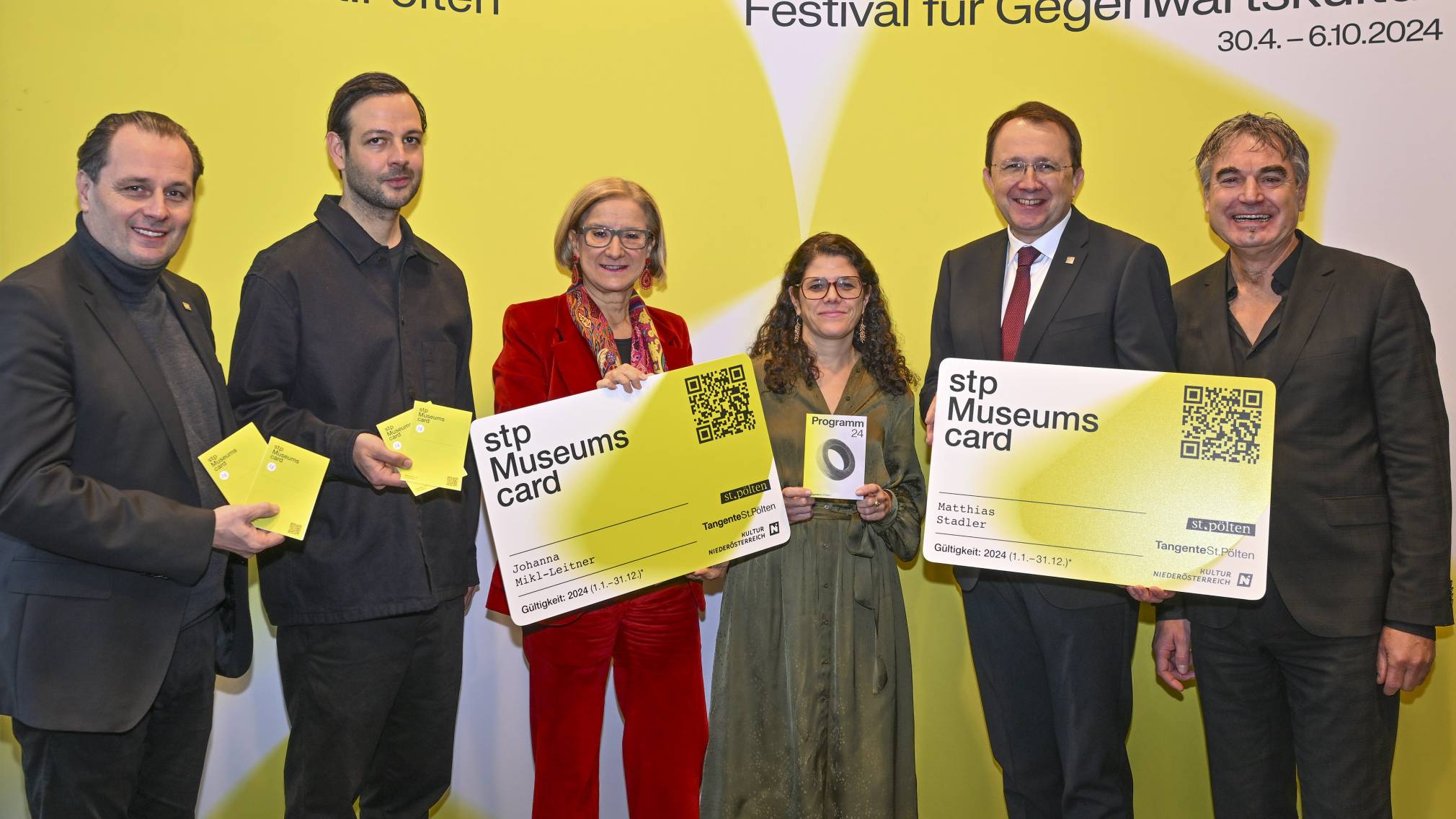 v. l. n. r.: Kulturleiter Alfred Kellner (St. Pölten), Tarun Kade (künstlerischer Leiter Tangente), Landeshauptfrau Johanna Mikl-Leitner, Angelika Schopper (Geschäftsführerin Tangente), Bürgermeister Matthias Stadler (St. Pölten) und Paul Gessl (Geschäftsführer NÖKU Holding) (Foto: NLK Filzwieser)