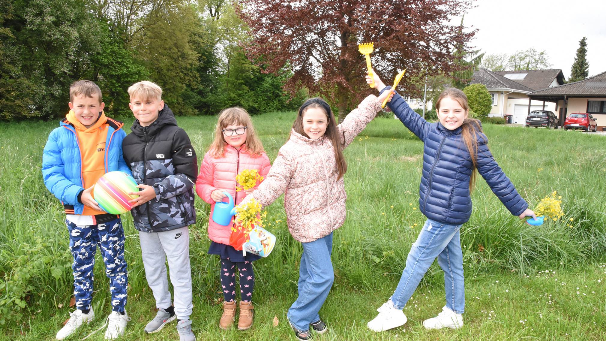 Fünf Kinder auf einer Wiese. (Foto: Vorlaufer)
