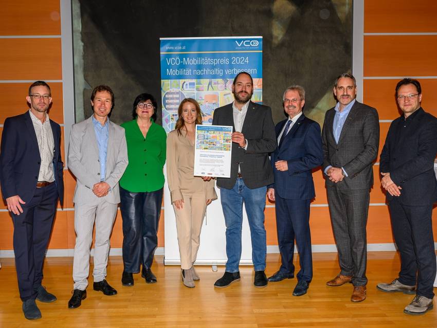 Philip Rosinak (Rosinak & Partner), VCÖ-Sprecher Christian Gratzer, Anna Detzlhofer (DnD Landschaftsplanung), Carina Wenda (Klimakoordinationsstelle), Projektleiter Manuel Hammel, Landtagspräsident Karl Wilfing, ÖBB-Regionalmanager Christof Hermann und Leiter der Stadtentwicklung Jens de Buck bei der Preisverleihung. (Foto: NLK_Burchhart)