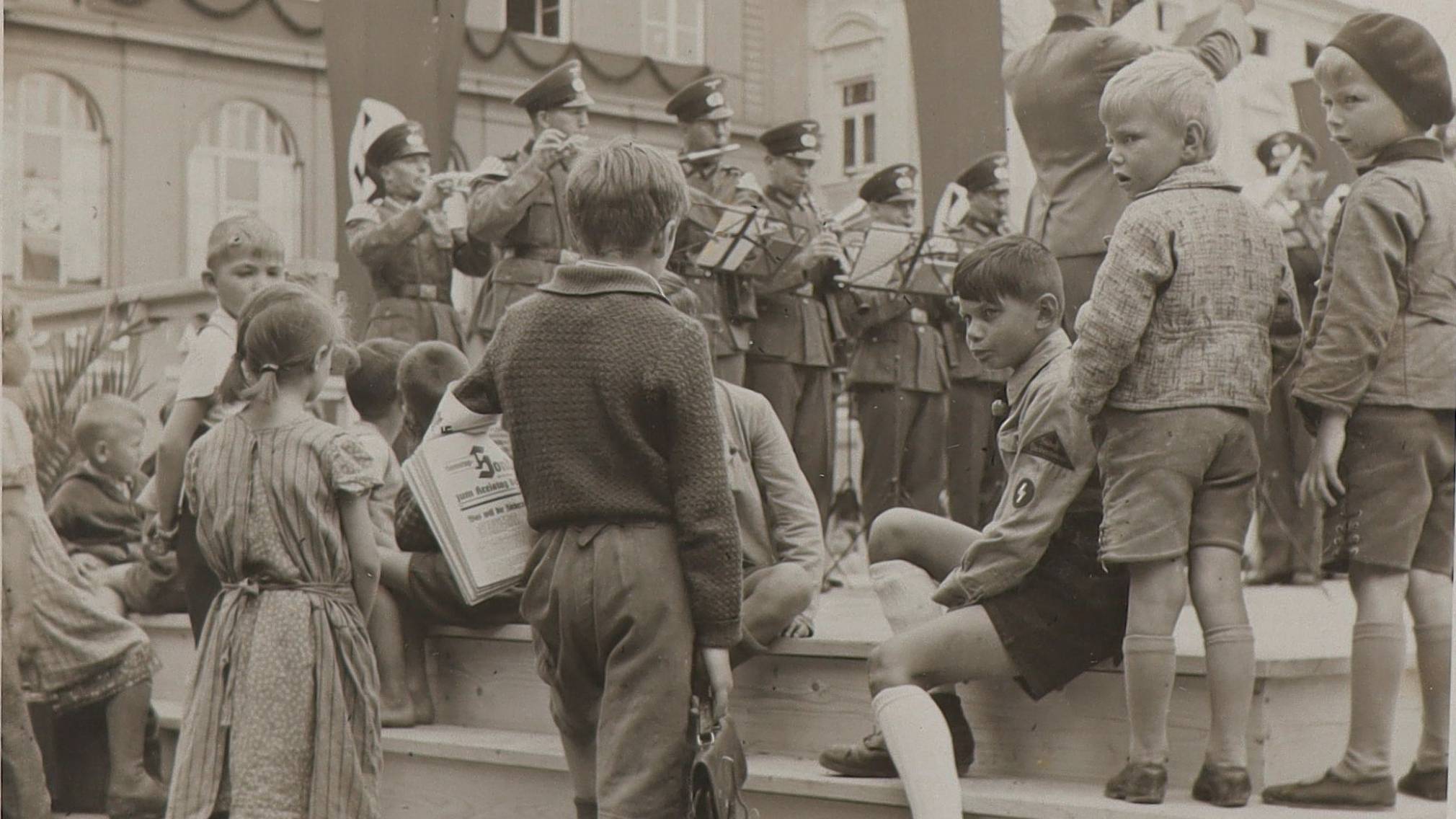 Fotografie von Kindern am Rathausplatz mit der Sonderausgabe des „St. Pöltner Anzeiger“ zum Kreistag der NSDAP, 1939. (Foto: Privatbesitz)