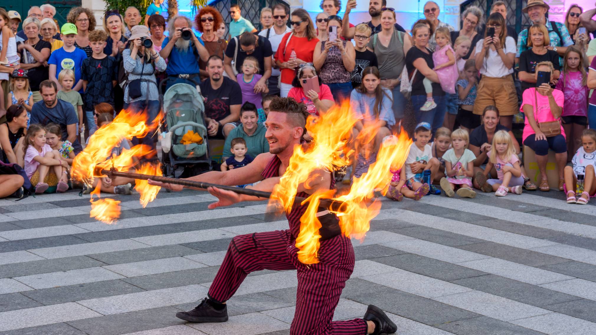 Ein Künstler des Bravissimo Straßenkunstfestivals mit brennenden Fackeln in den Händen. (Foto: Josef Bollwein)
