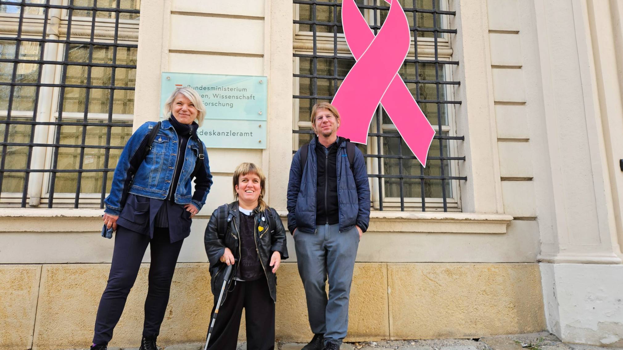 v. l. n. r.: Monika Haider, Vorstandsmitglied Verein Right Now; Daniela  Rammel, Vorsitzende Verein Right Now; Univ.-Prof. Oliver Koenig, Wissenschaftlicher  Leiter Bertha von Suttner Privatuniversität St. Pölten. Foto: Marina Einböck