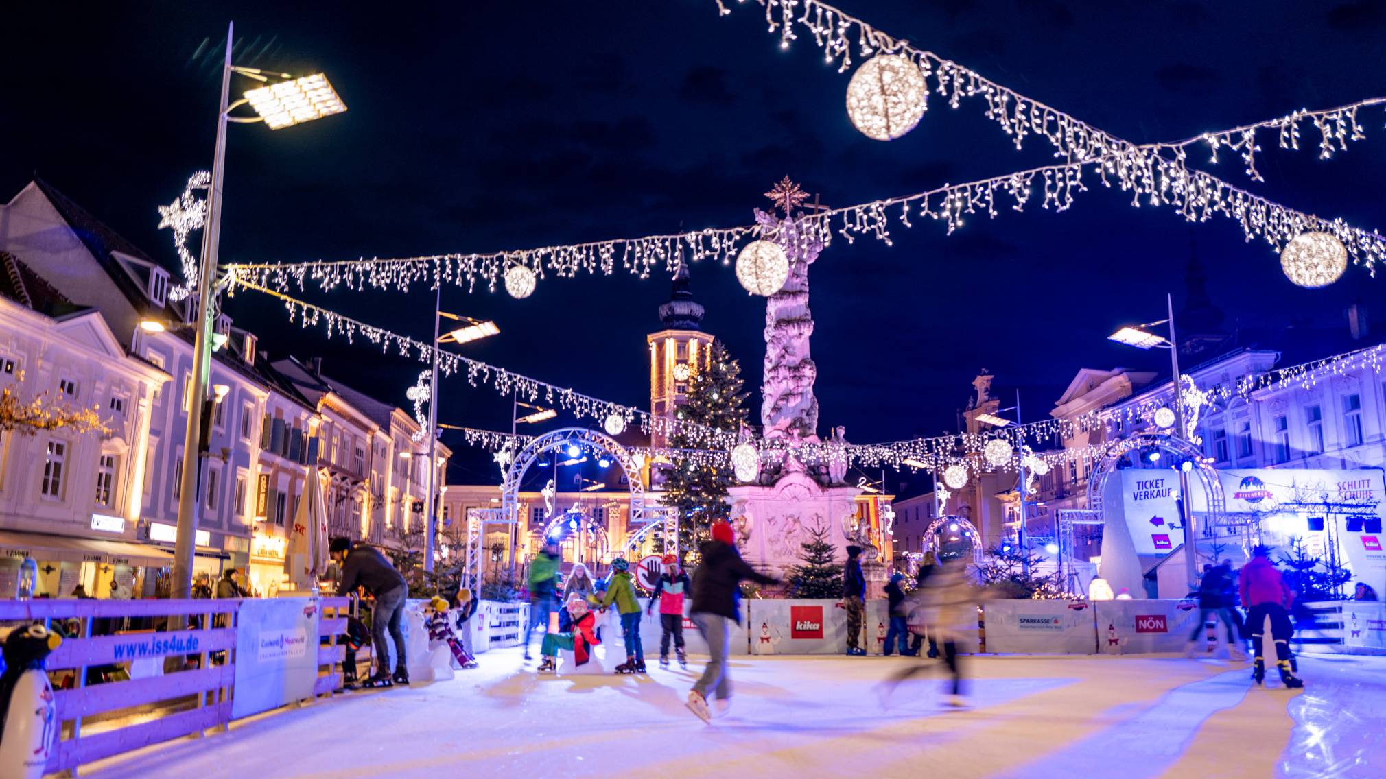 Eislaufplatz vor dem Rathaus. (Foto: Bollwein)