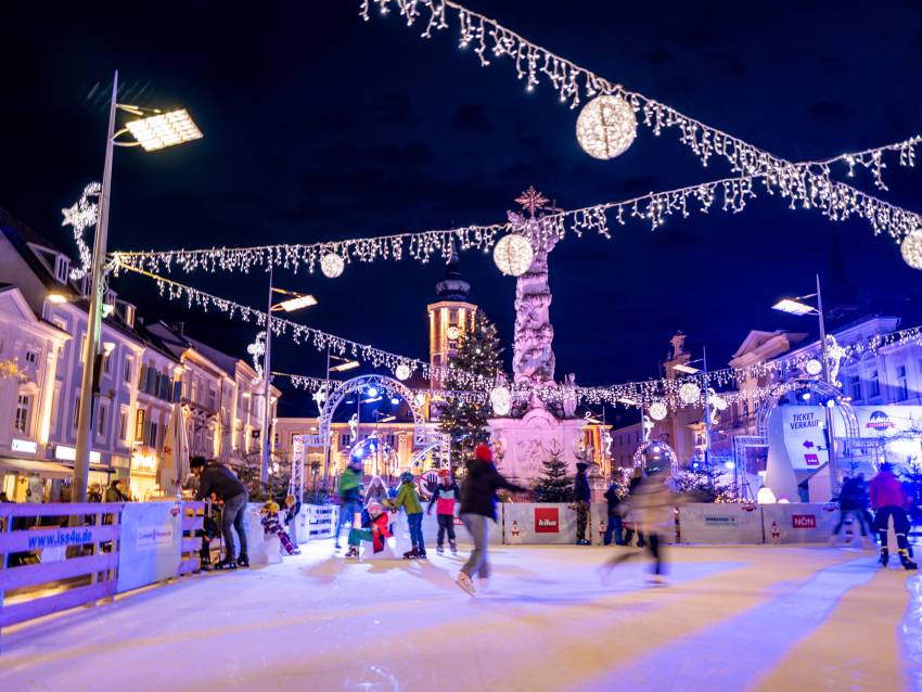 Eislaufplatz vor dem Rathaus. (Foto: Bollwein)