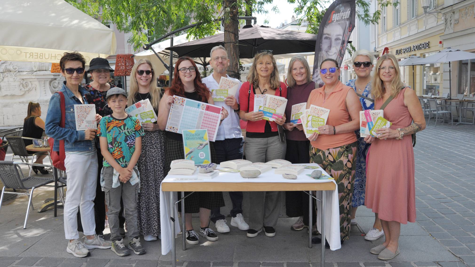 Mitglieder der Frauenplattform St. Pölten stehen um einen Tisch mit Infomaterial am Herrenplatz. (Foto: Wolfgang Mayer)
