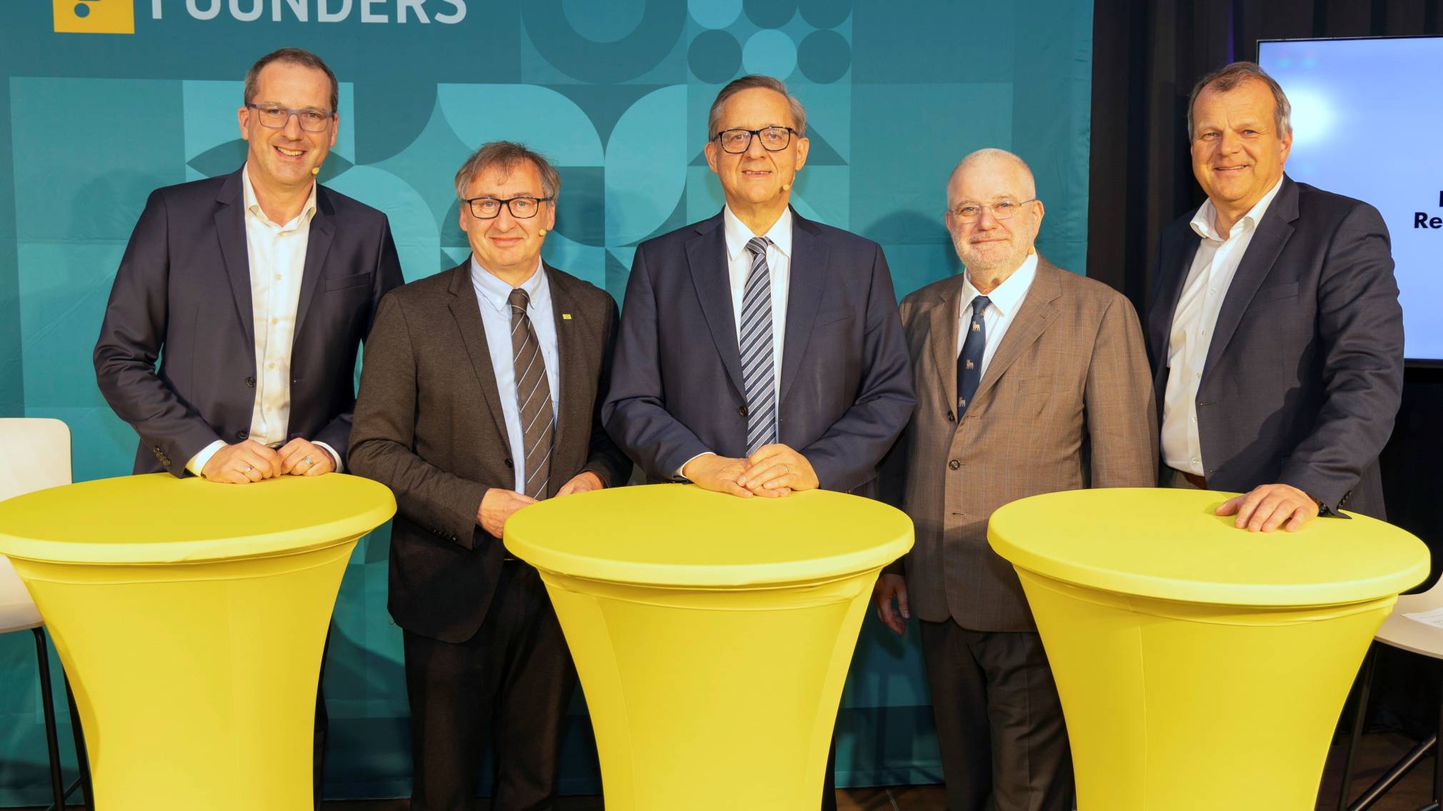 V.l.n.r.: Dr. Daniel Lohninger (Chefredakteur NÖN, Diskussionsleiter), Dr. Herbert Greisberger (Energie- und Umweltagentur des Landes Niederösterreich), Prof. Dr. Günther Ofner (Flughafen Wien AG), Dr. Josef Wildburger (Masterplan St. Pölten), Dir. Thomas Schauer, CMC (Geschäftsleiter der Raiffeisenbank Region St. Pölten). (Foto: Helge Wöll)