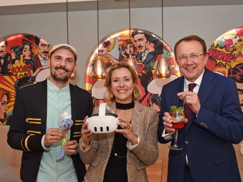 Duško Lukić, Daniela Kittel und Bürgermeister Matthias Stadler mit Bakabu und den XR-Brillen. (Foto: Josef Vorlaufer)