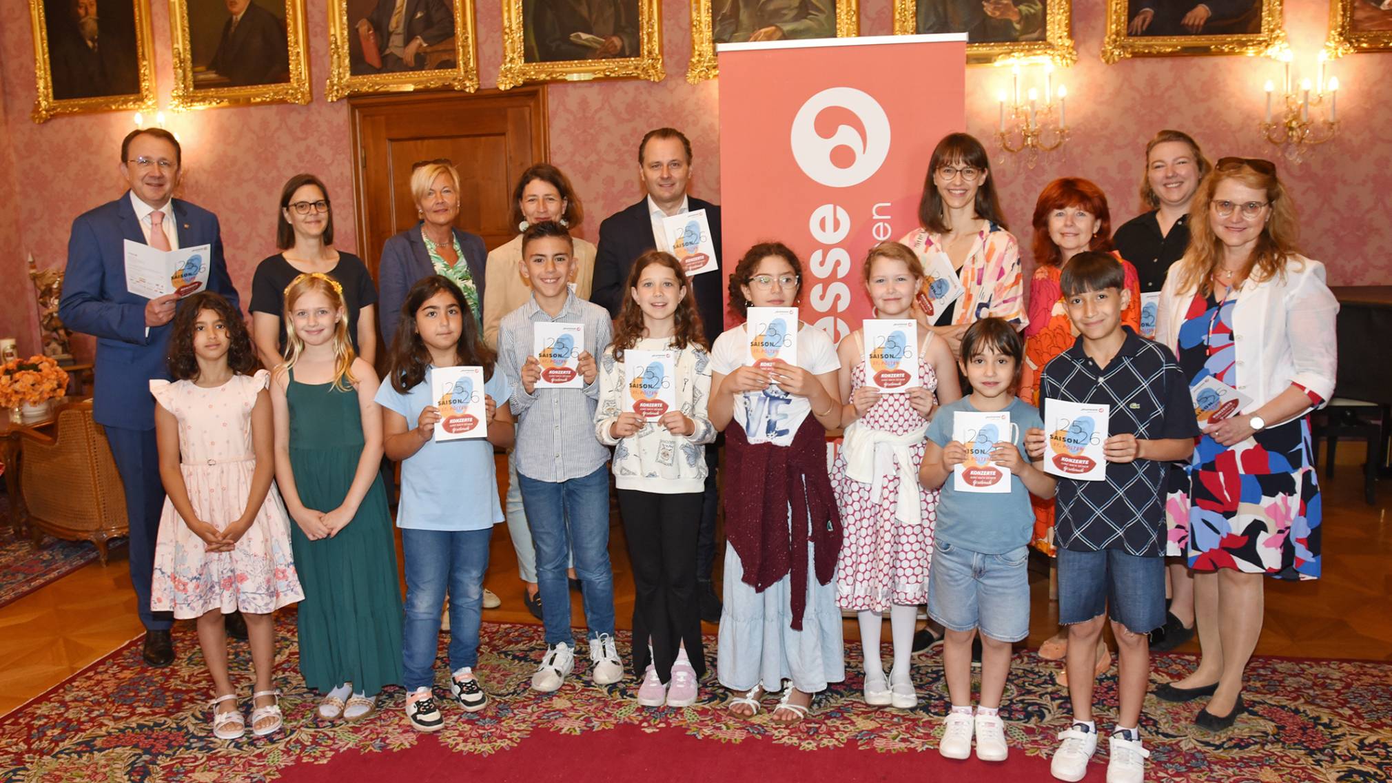 Vera, Leona, Öykü, Imran, Emely, Anita, Flavia,  Angel und Adam besuchten kürzlich Bürgermeister Matthias Stadler. Mit im Gepäck: das Jeunesse-Programm für die Saison 2025/26. (Foto: Josef Vorlaufer)