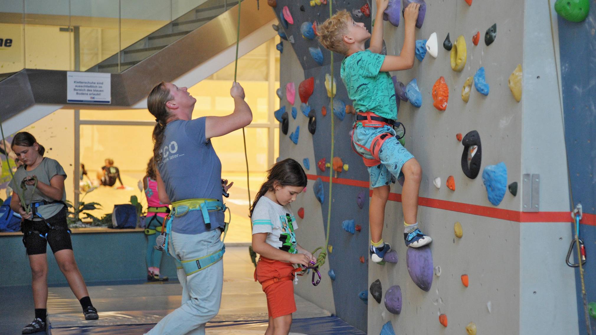 Kinder auf der Kletterwand. Foto: Wolfgang Mayer