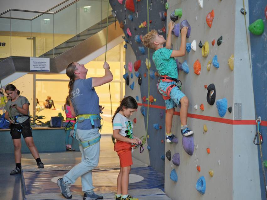 Kinder auf der Kletterwand. Foto: Wolfgang Mayer