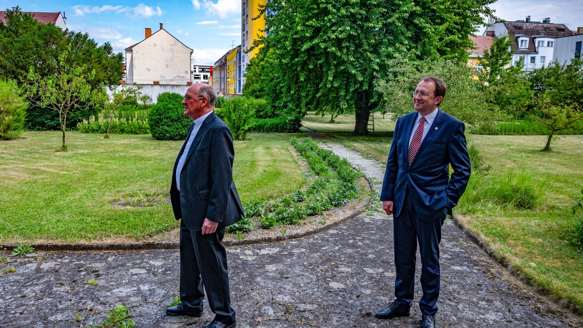 Zwei Personen im sogenannten Bischofsgarten. (Foto: Kalteis)