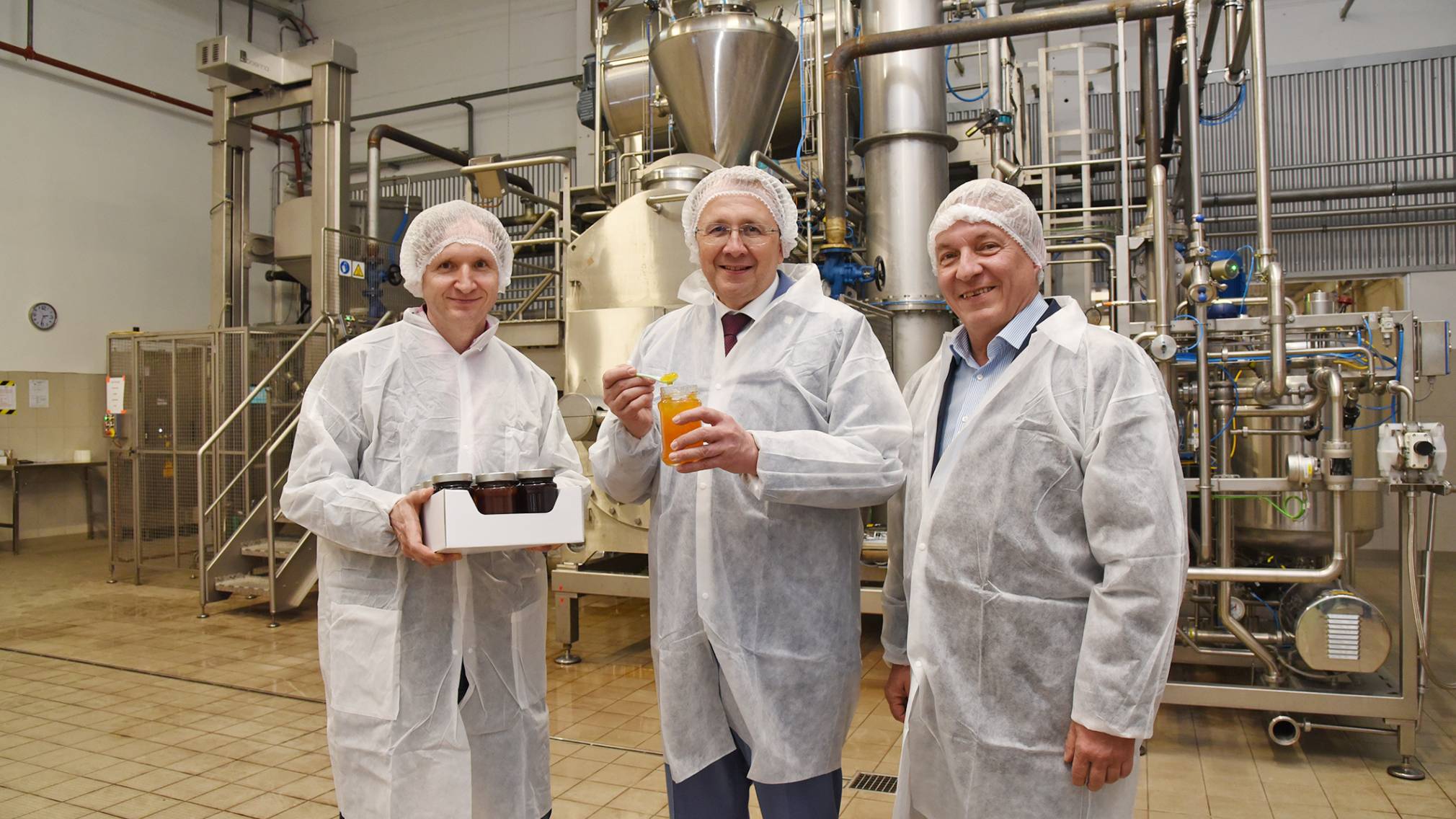 Betriebsbesuch bei der Fa. Aprosell. V.l.n.r.: Geschäftsführer Bernhard Angel, Bürgermeister Matthias Stadler und Mitgesellschafter Clemens Schneider. (Foto: Josef Vorlaufer)