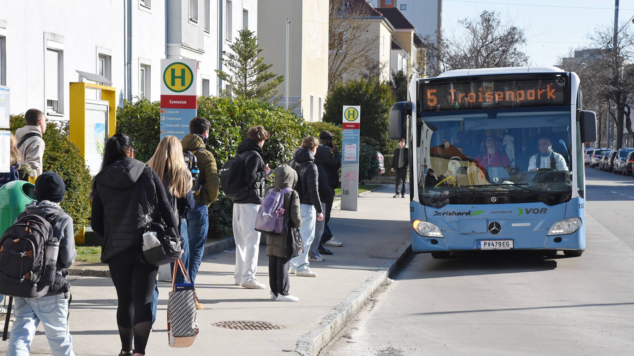 Menschen bei einer Bushaltestelle. (Foto: Josef Vorlaufer)