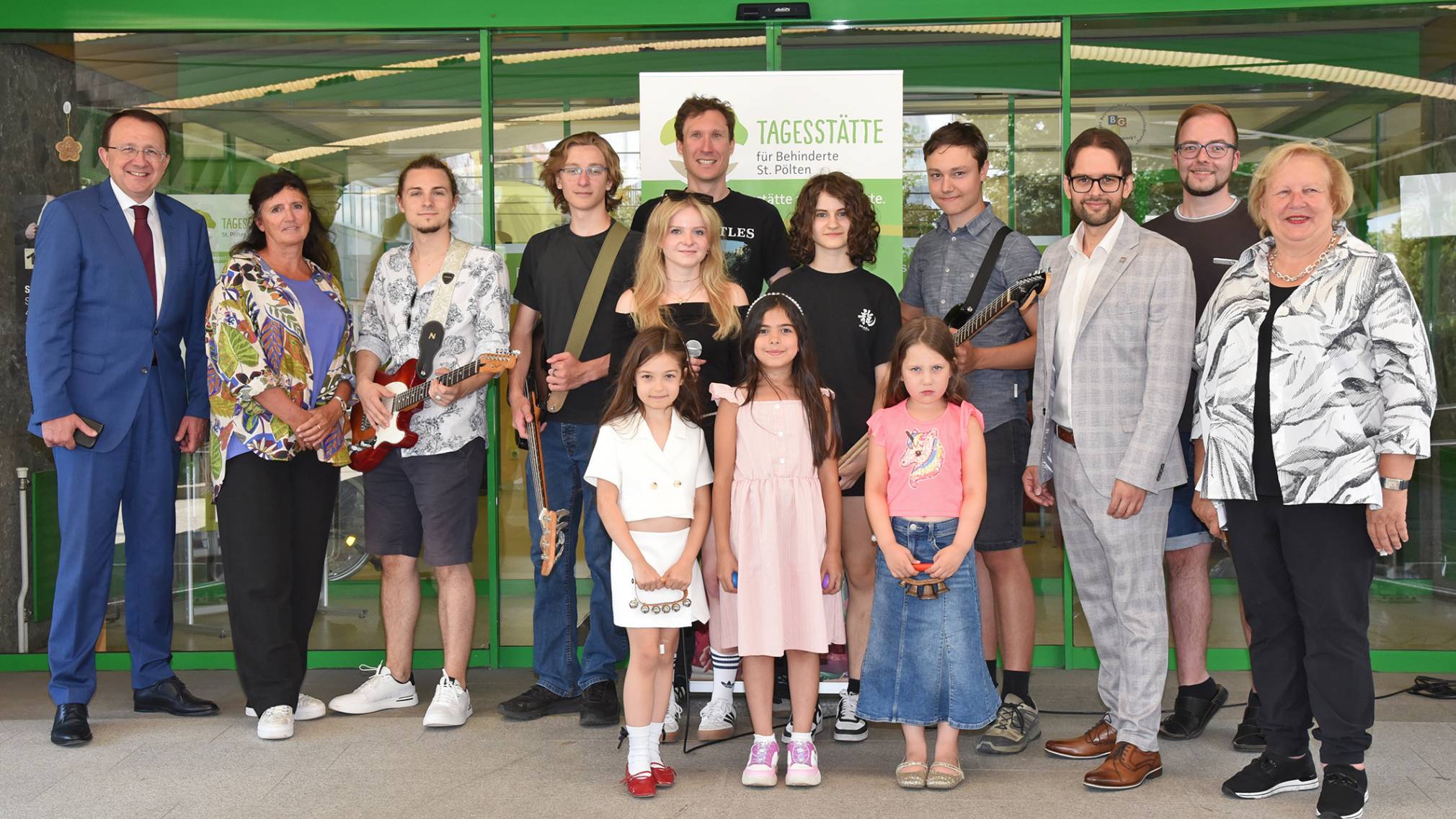 Bei der Spendenübergabe: Bürgermeister Matthias Stadler, Agnes Herzig Öllerer, Musikschüler:innen, Alex Beham, Lukas Schönsgibl, Dominik Grosch und Obfrau Heidemaria Onodi. (Foto: Josef Vorlaufer)