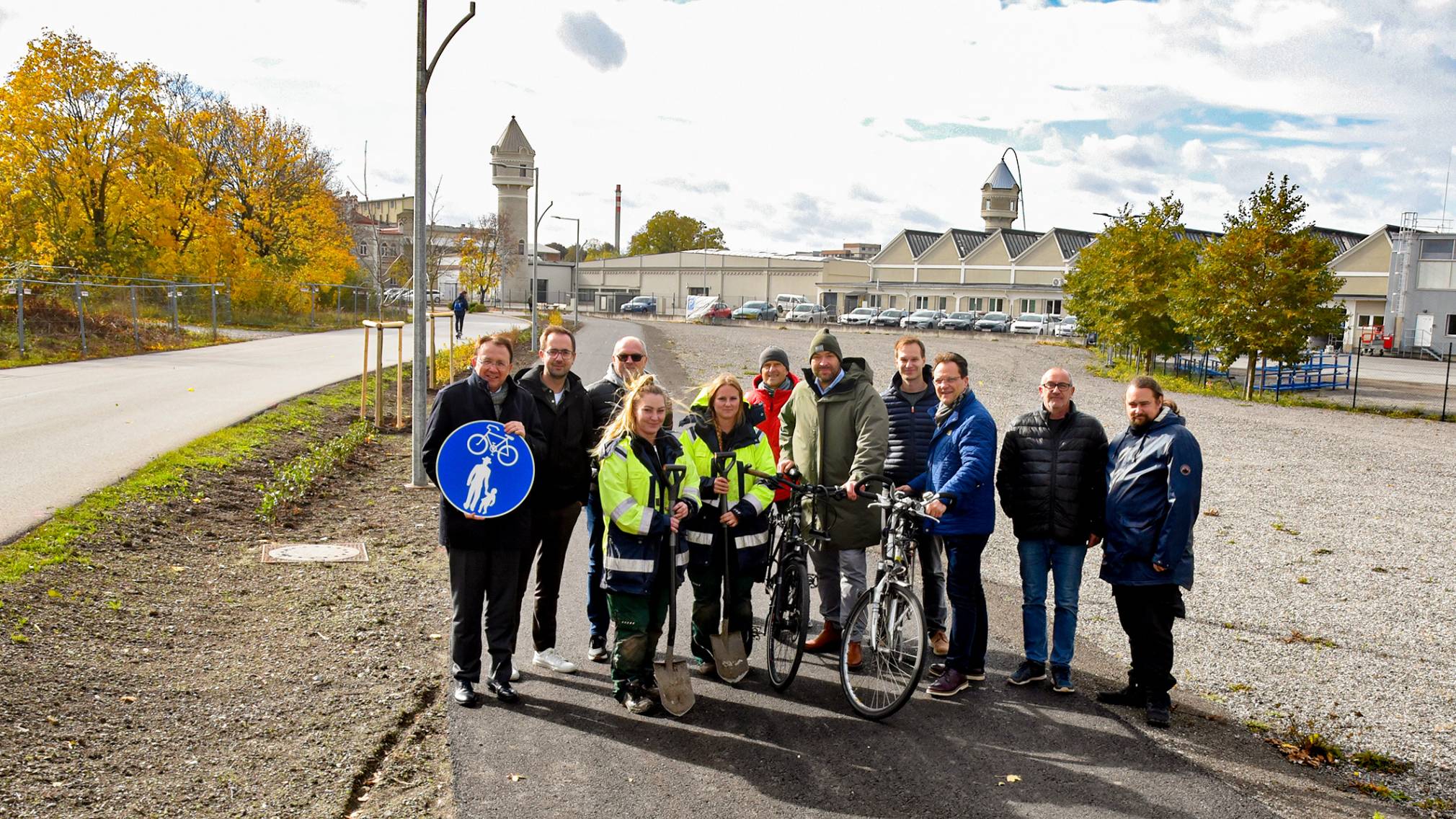 Gruppe an Menschen steht auf dem neuen Geh- und Radweg. Foto: Josef Vorlaufer