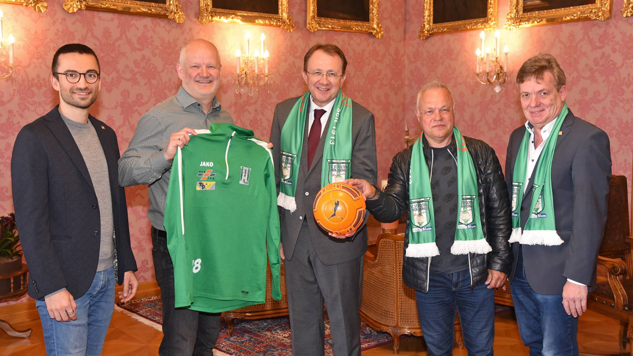 Fünf Personen mit Fußball. (Foto: Vorlaufer)