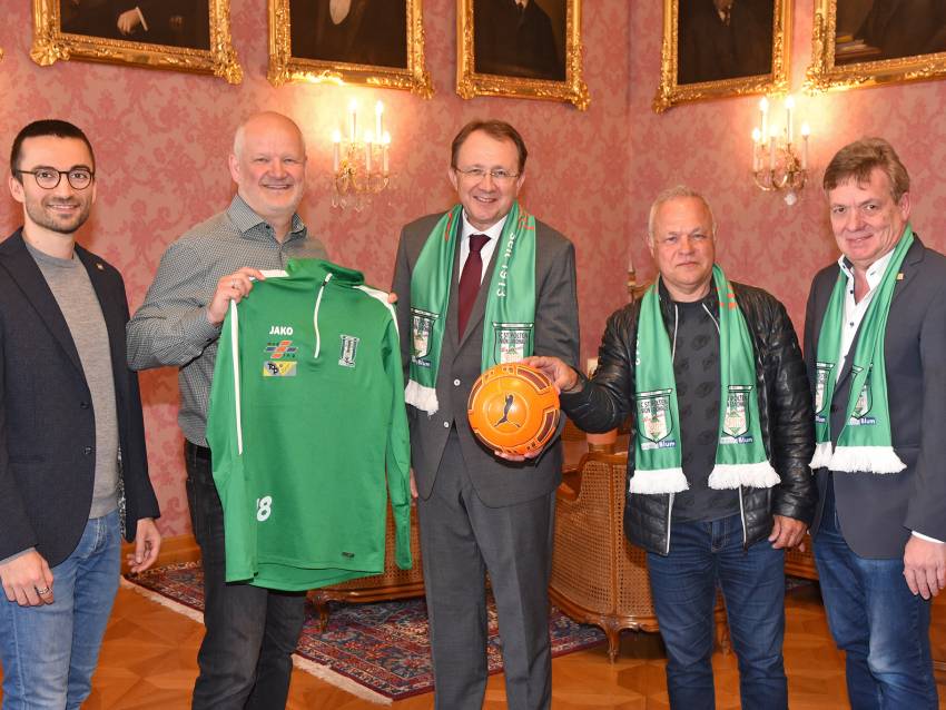 Fünf Personen mit Fußball. (Foto: Vorlaufer)