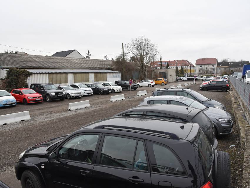Das geschotterte Grundstück nördlich des Bahnhofs. (Foto: Josef Vorlaufer)