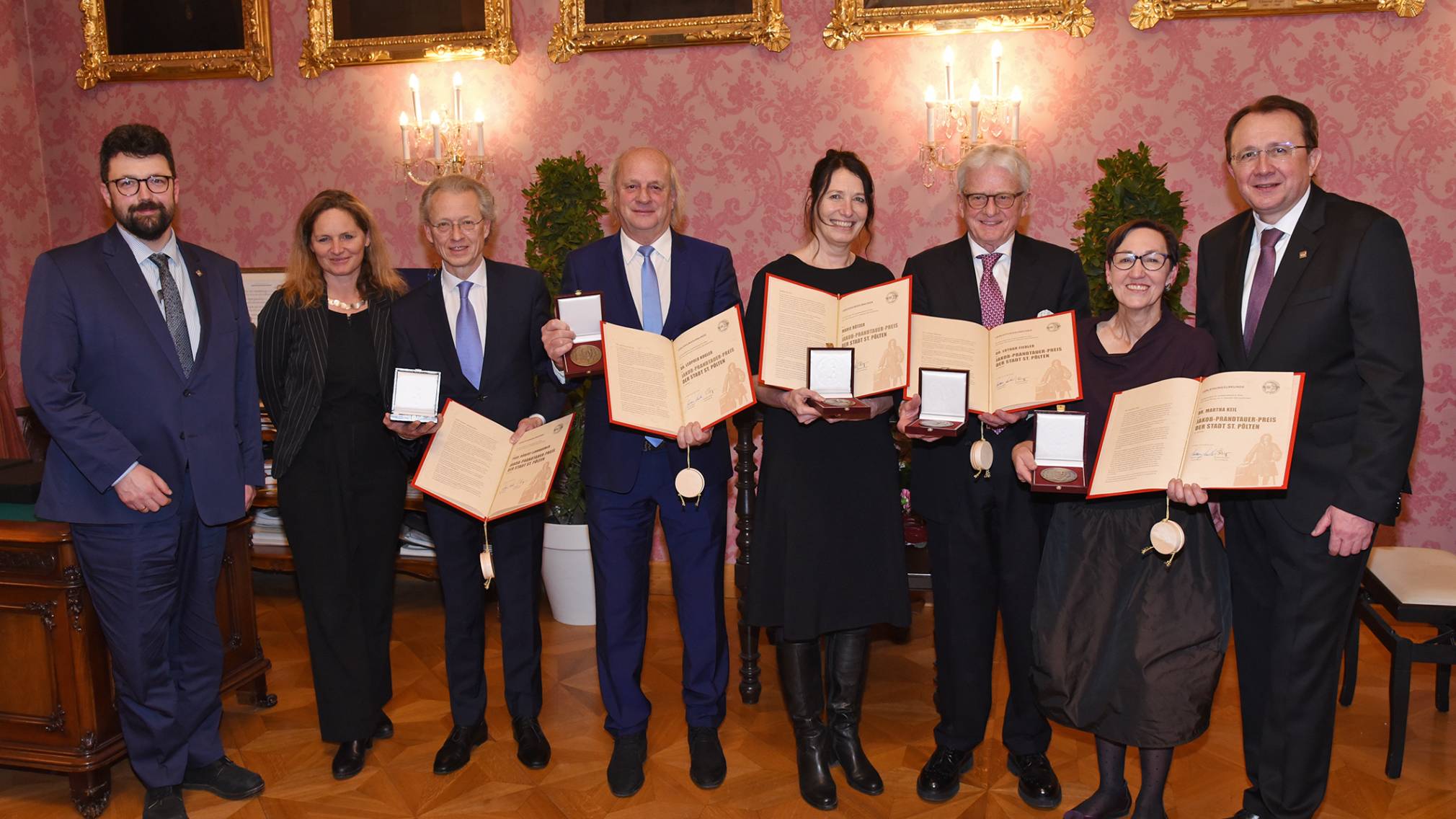 Gruppenfoto mit den Jakob Prantdauer-Preisträger:innen und politischen Vertretern:innen der Landeshauptstadt St. Pölten.