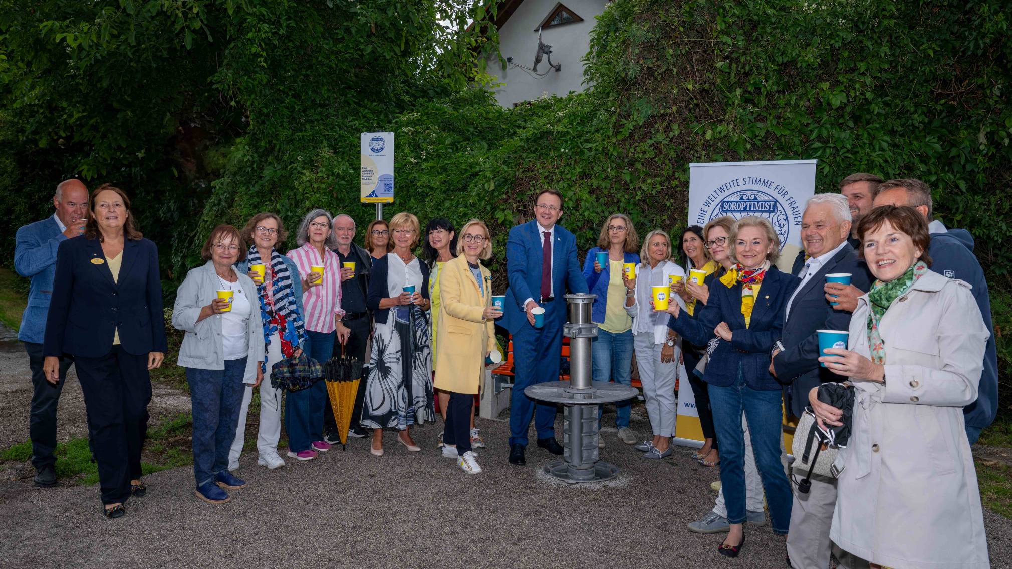Bürgermeister Matthias Stadler und Leiter der Trinkwasserversorgung Mirza Sacic posieren für ein Foto beim neuen Trinkbrunnen vor der Stadtbibliothek am Domplatz. (Foto: Josef Vorlaufer)
