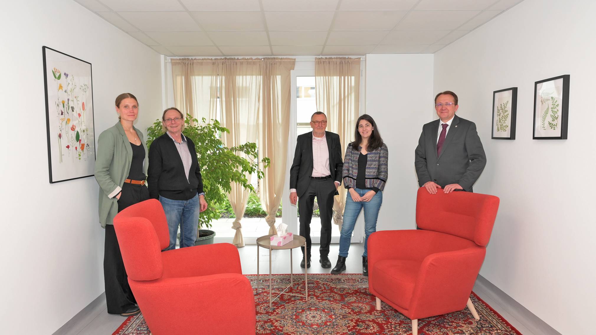 Organisatorische Leiterin Lea Helle-Van Kuren, Leiter Kurt Fellöcker, Rektor der BSU Peter Pantuček-Eisenbacher, Kanzlerin der BSU Olivia Kaiser und Bürgermeister Matthias Stadler bei einem Presserundgang in den Praxisräumen der Universitätsambulanz der BSU im MaxMED Gesundheitszentrum St. Pölten.