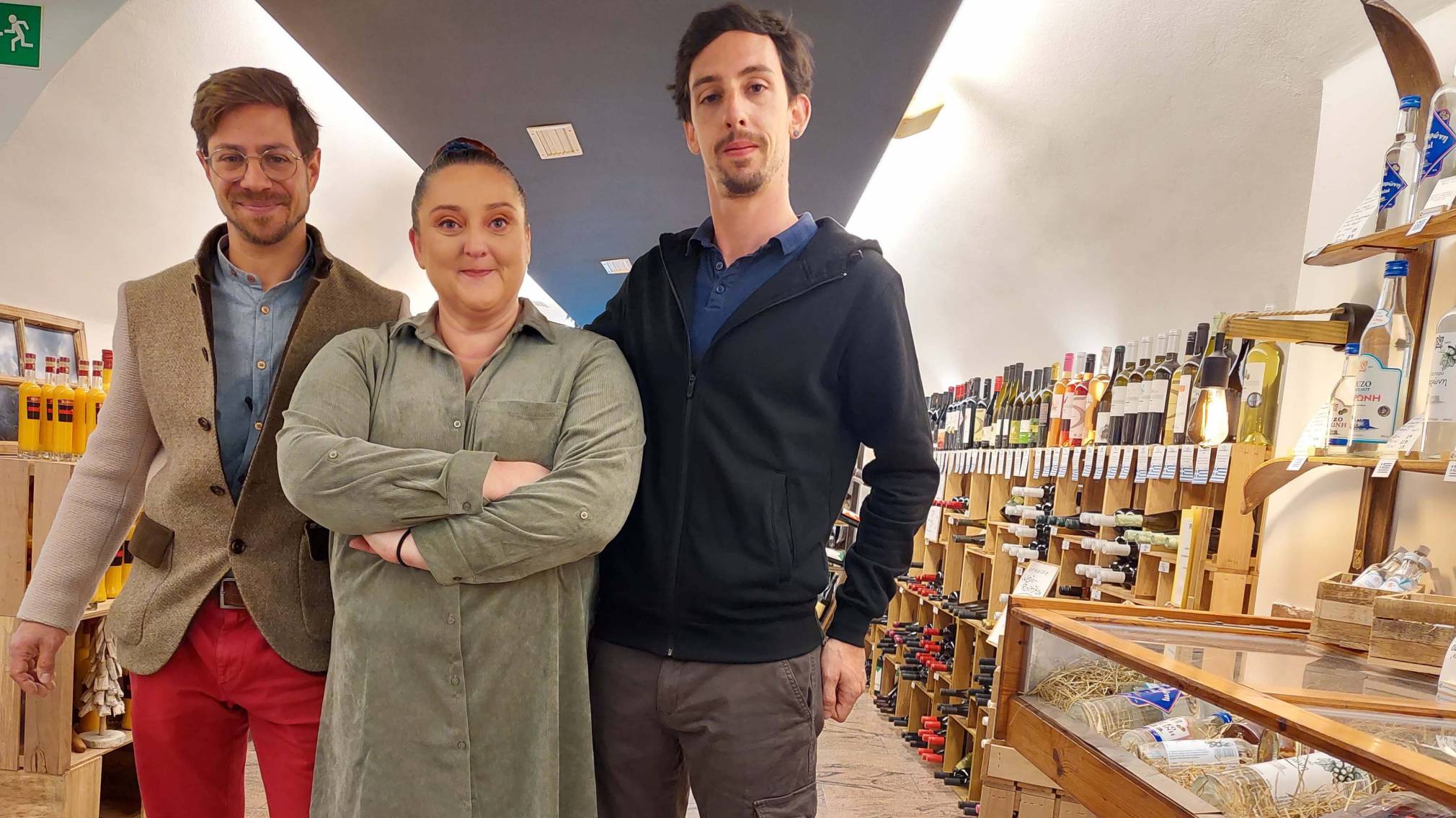 Vroni Polly im Fusionsladen "Der Südtiroler" und Griechenlandshop mit Sebastian Watschinger und Michael Purer.