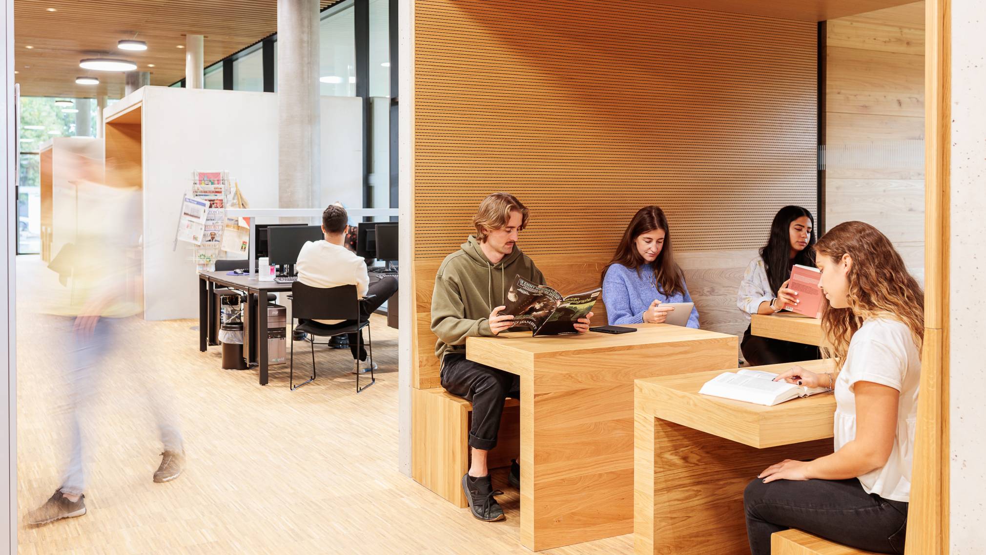 Studierende in der Bibliothek am Campus St. Pölten. (Foto: Peter Rauchecker)