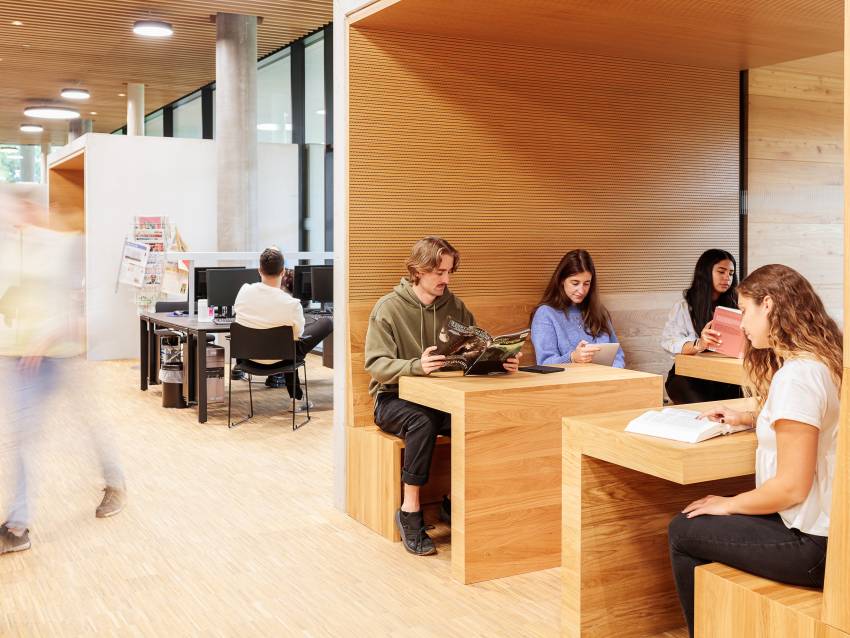 Studierende in der Bibliothek am Campus St. Pölten. (Foto: Peter Rauchecker)