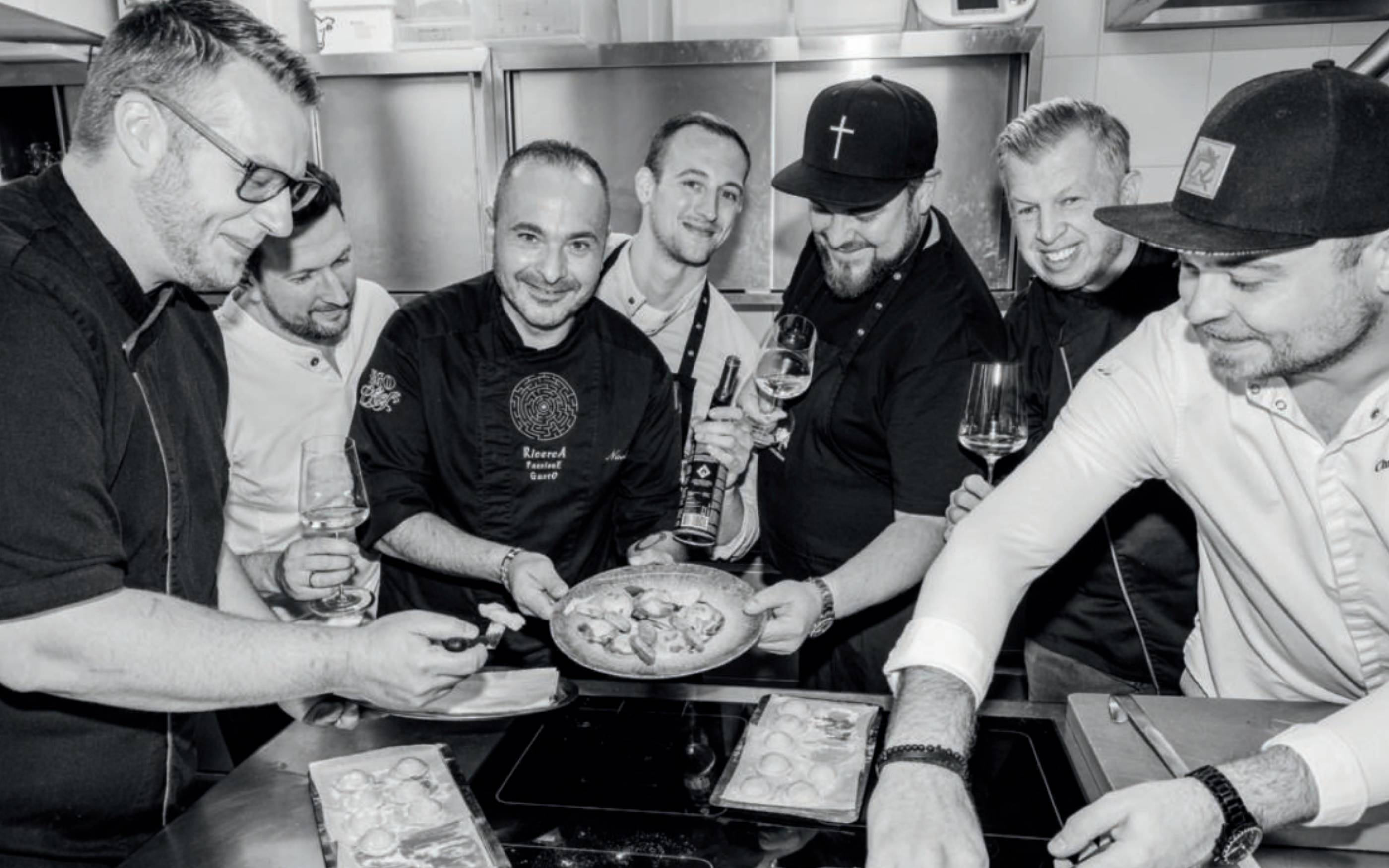 Sieben Gastronomen an einem Herd: Beim Falstaff-Rezeptshooting zeigen die besten Köche St. Pöltens ihr Können. (Foto: Xenia Trampusch)