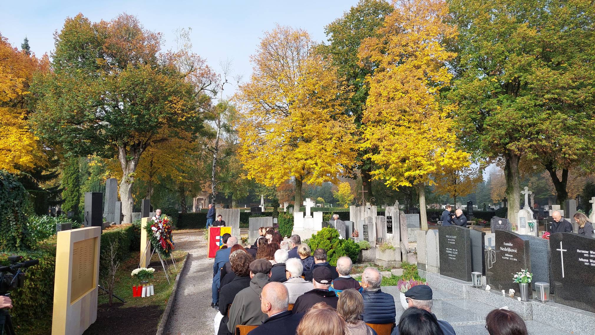 Vizebürgermeister Michael Kögl, der Leiter der Abteilung historische Angelegenheiten, Stephan Mlczoch, Landeshauptfrau Johanna Mikl-Leitner, INJOEST-Leiterin Martha Keil, Alexander Wieninger und Bürgermeister Matthias Stadler legten die ersten Kränze in Gedenken an die im Massengrab beerdigten nieder. (Foto: Vorlaufer)