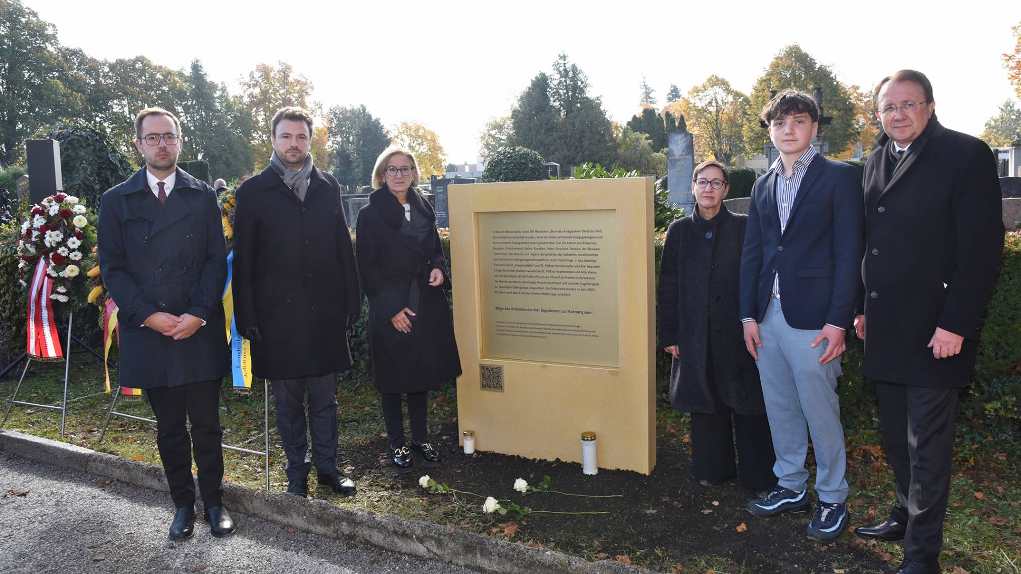 Vizebürgermeister Michael Kögl, der Leiter der Abteilung historische Angelegenheiten, Stephan Mlczoch, Landeshauptfrau Johanna Mikl-Leitner, INJOEST-Leiterin Martha Keil, Alexander Wieninger und Bürgermeister Matthias Stadler legten die ersten Kränze in Gedenken an die im Massengrab beerdigten nieder. (Foto: Vorlaufer)
