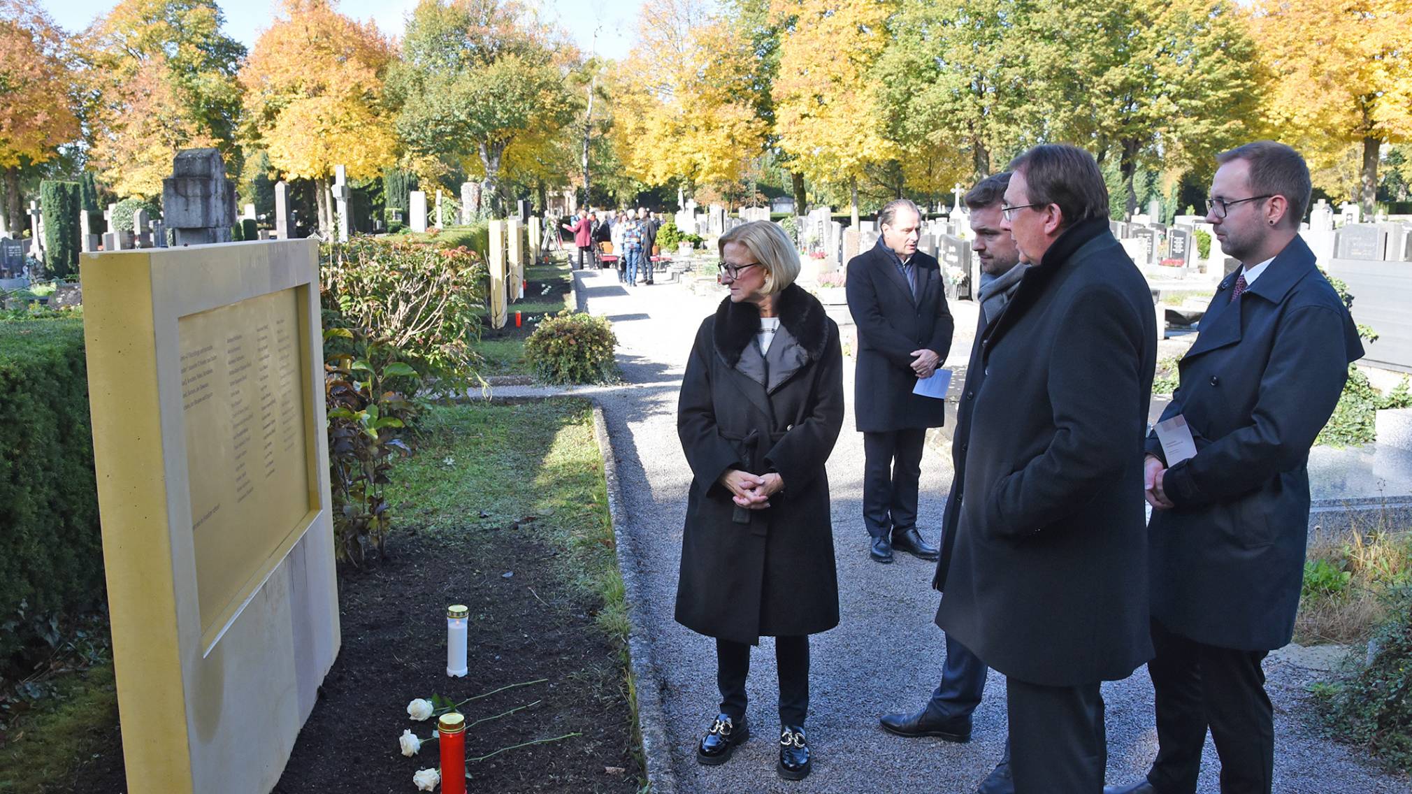Vizebürgermeister Michael Kögl, der Leiter der Abteilung historische Angelegenheiten, Stephan Mlczoch, Landeshauptfrau Johanna Mikl-Leitner, INJOEST-Leiterin Martha Keil, Alexander Wieninger und Bürgermeister Matthias Stadler legten die ersten Kränze in Gedenken an die im Massengrab beerdigten nieder. (Foto: Vorlaufer)