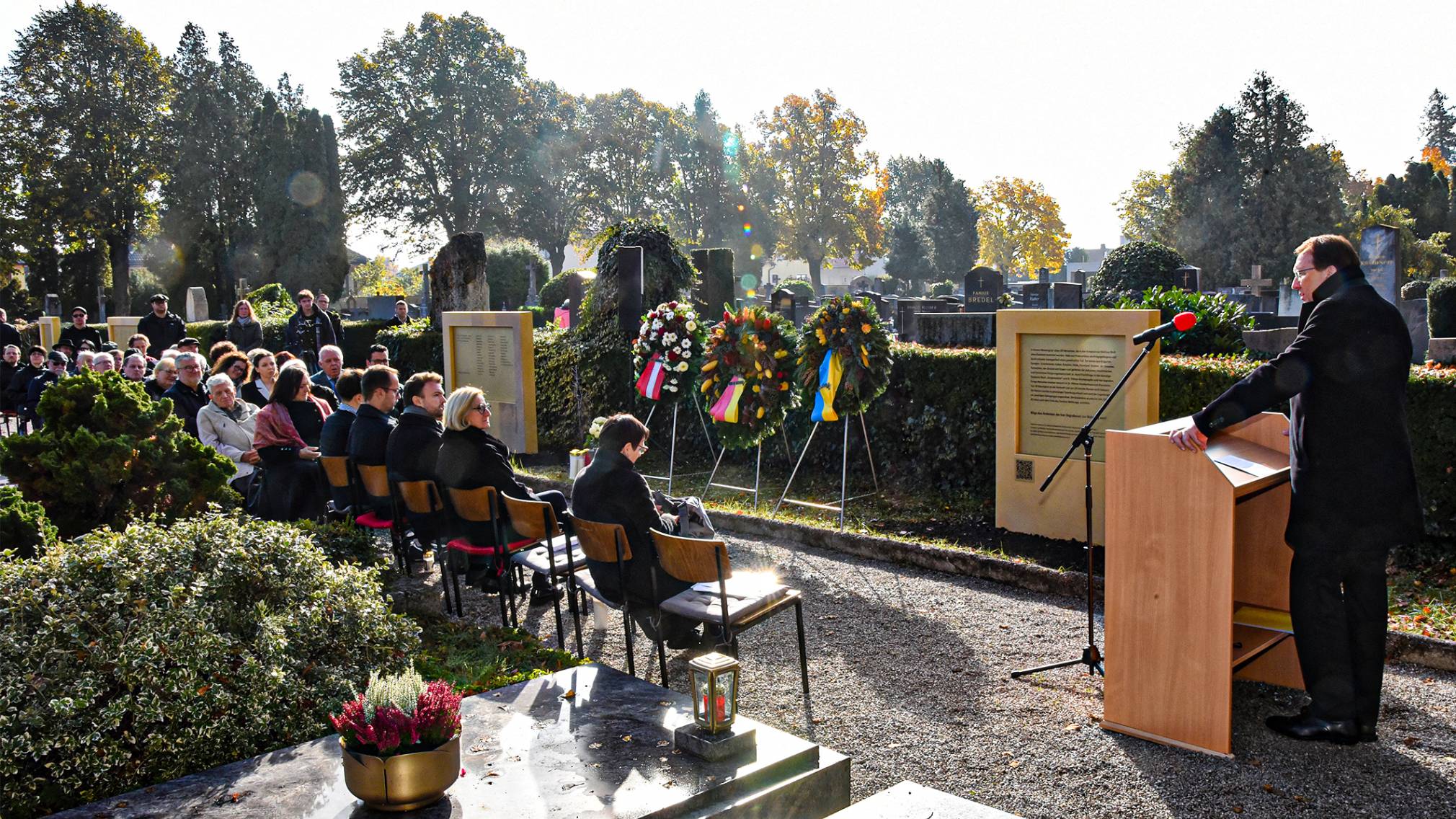 Vizebürgermeister Michael Kögl, der Leiter der Abteilung historische Angelegenheiten, Stephan Mlczoch, Landeshauptfrau Johanna Mikl-Leitner, INJOEST-Leiterin Martha Keil, Alexander Wieninger und Bürgermeister Matthias Stadler legten die ersten Kränze in Gedenken an die im Massengrab beerdigten nieder. (Foto: Vorlaufer)