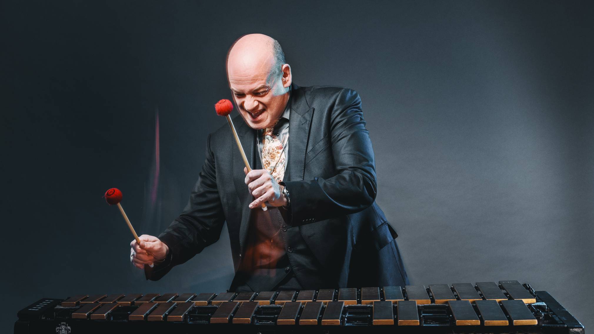 Die Prisoners of Swing holen die australische singende Kontrabassistin Nicki Parrott auf die Bühne nach St. Pölten. (Foto: Maria Frodl)