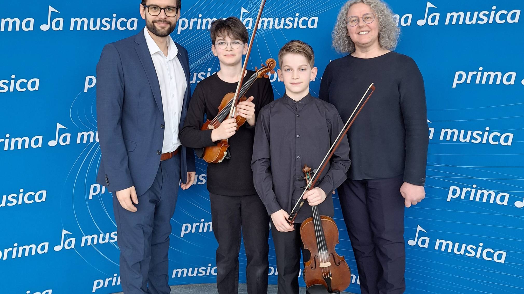 Das Duo Seveo holte den Landessieg in der Kategorie Kammermusik für Klavier. Direktor Lukas Schönsgibl und Alexandra Rappitsch gratulierten den Gewinnern Severin Altenburger und Leo Bru-Aleksić. (Foto: Musikschule St. Pölten)